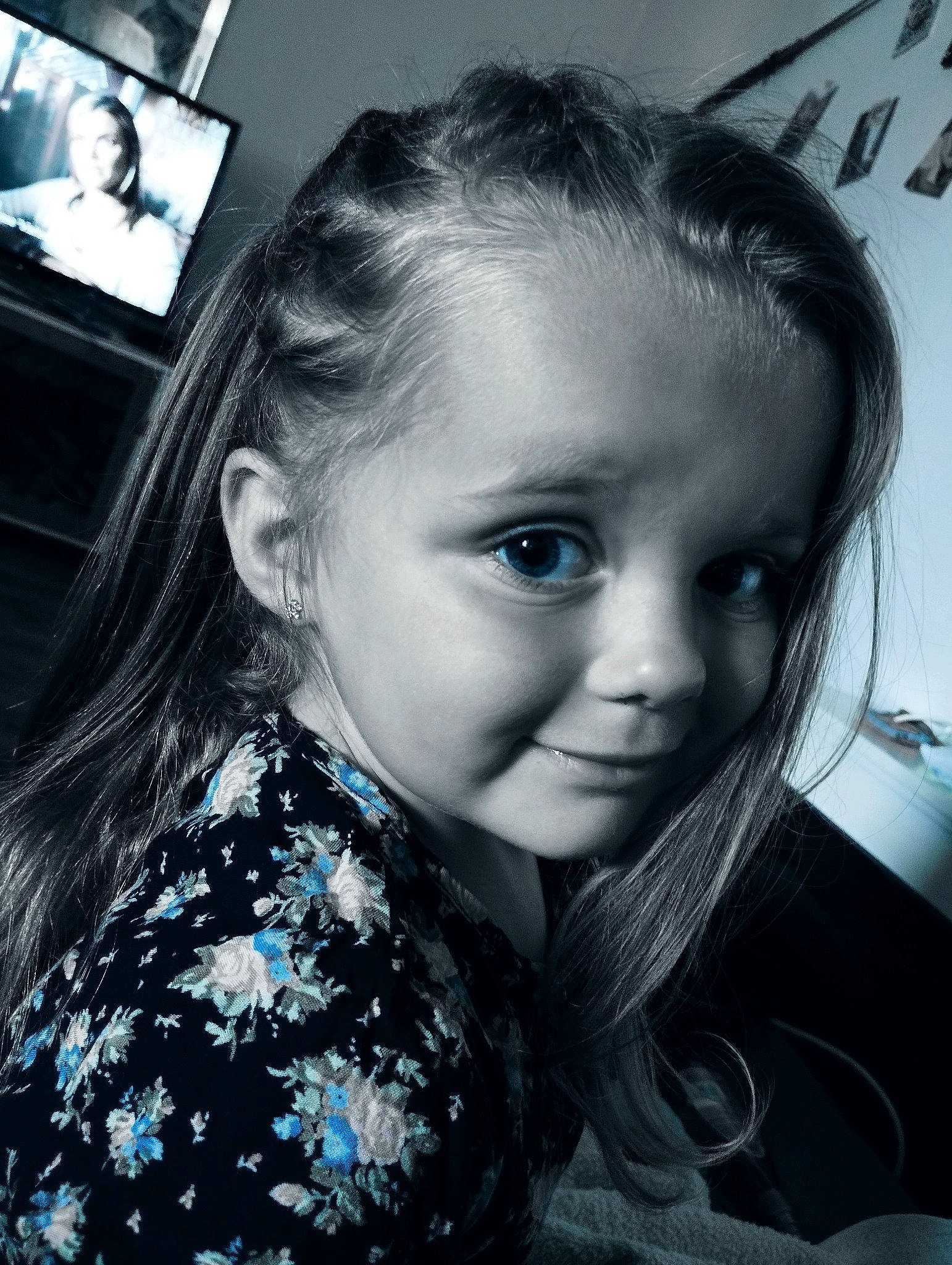 Keyssie participe au concours pour gagner de l'argent avec cette photo : black, black_and_white, black_hair, cheek, cool, ear, eyebrow, eyelash, facial_expression, flash_photography, hairstyle, happy, iris, lip, nose, organ, person, skin, smile, style