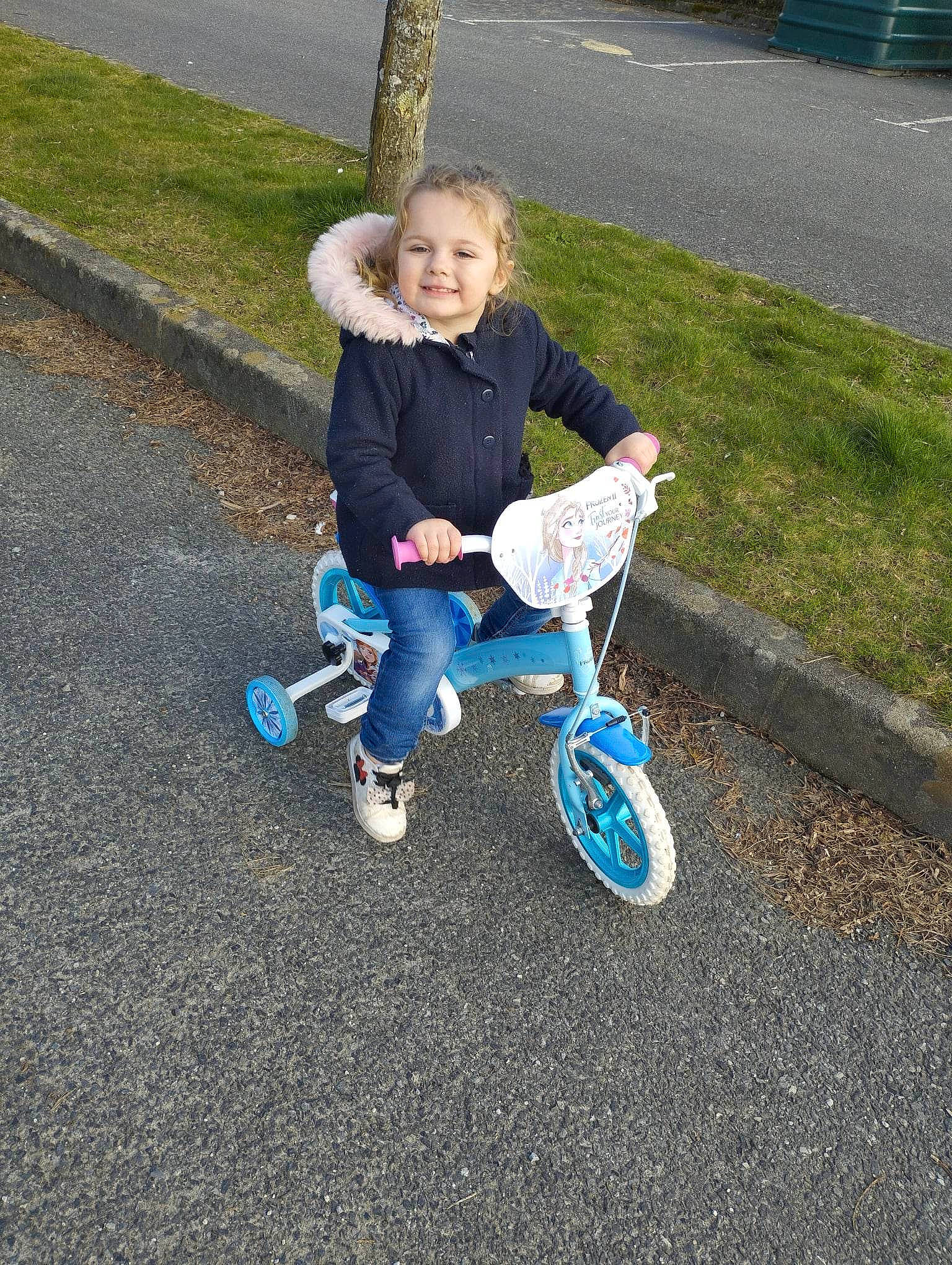 Keyssie a rejoint le concours — aidez-le/la à gagner de superbes lots ! asphalt, automotive_wheel_system, bicycle, bicycle_accessory, bicycle_fork, bicycle_frame, bicycle_handlebar, bicycle_tire, bicycle_wheel, bicycles_equipment_and_supplies, electric_blue, grass, joy, person, road_surface, rolling, smile, tar, tire, toddler