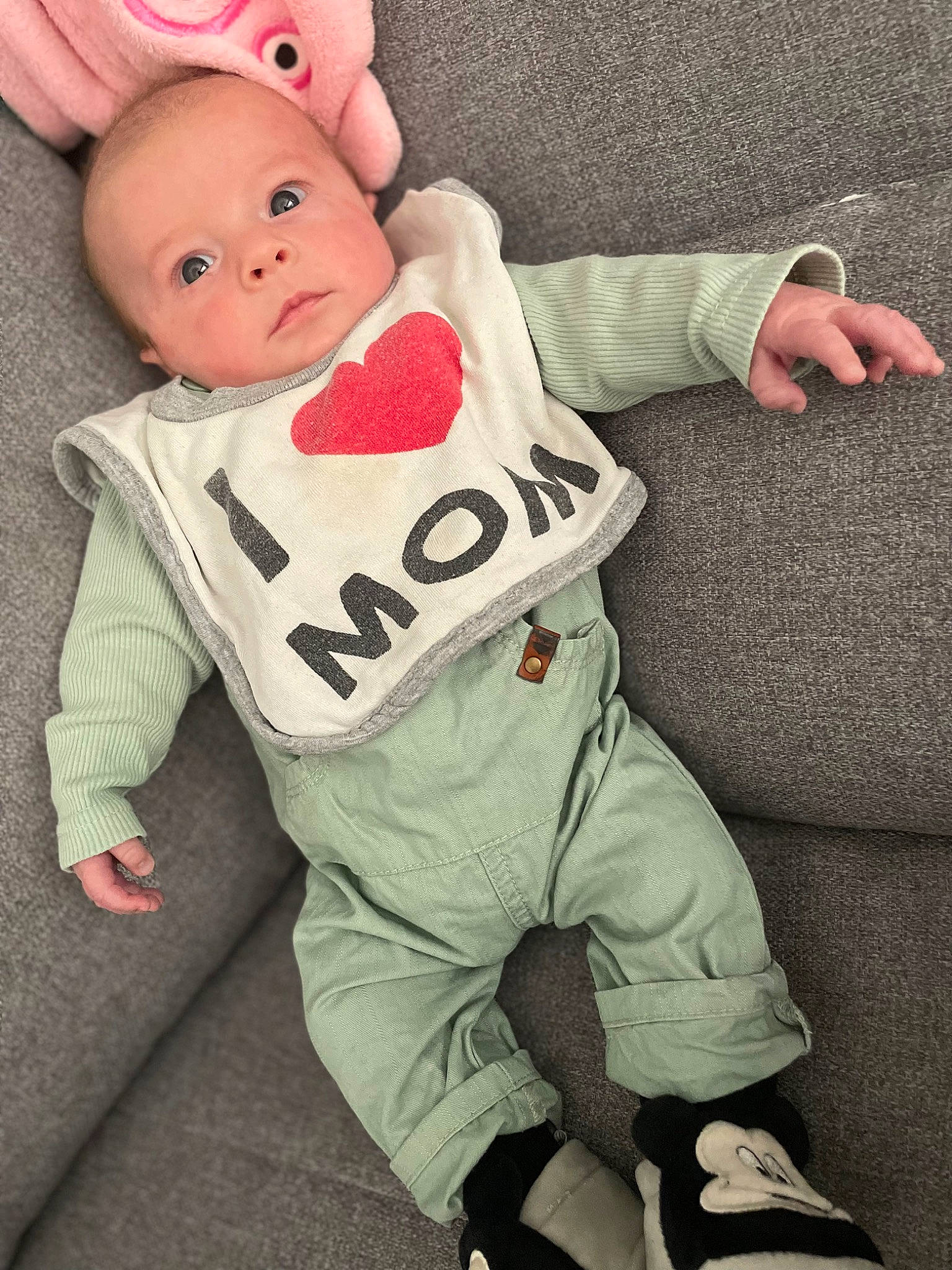 Erik a rejoint le concours — aidez-le/la à gagner de superbes lots ! baby, baby_toddler_clothing, cheek, comfort, cool, finger, happy, head, human, joint, mammal, nose, outerwear, people, person, sleeve, sneakers, t_shirt, textile, toddler