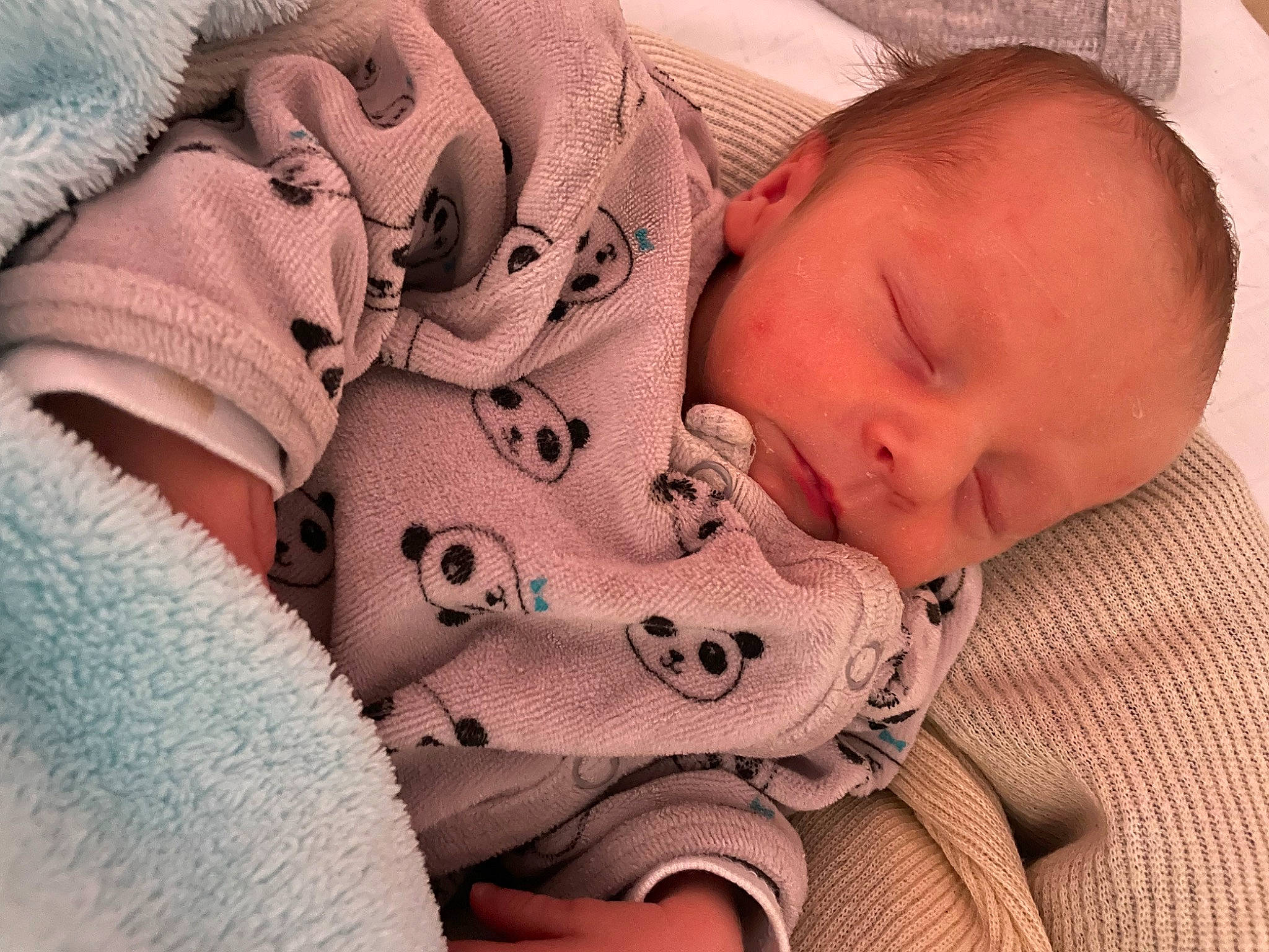 Erik a rejoint le concours — aidez-le/la à gagner de superbes lots ! baby, baby_products, baby_sleeping, baby_toddler_clothing, cheek, child, chin, comfort, face, finger, hand, head, human_body, iris, linens, mouth, nose, person, skin, textile