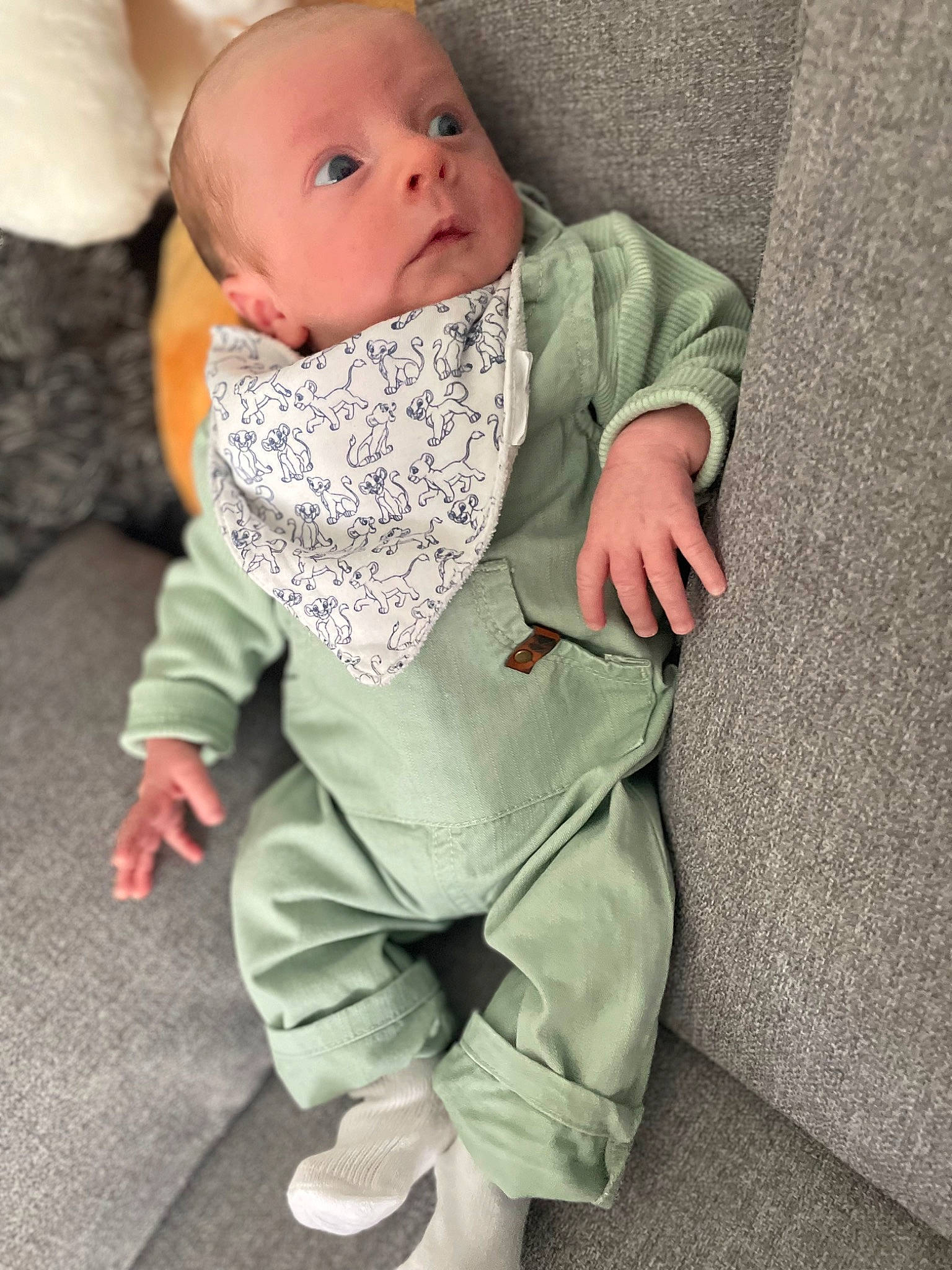 Erik participe au concours pour gagner de l'argent avec cette photo : baby, baby_toddler_clothing, cheek, child, chin, collar, comfort, eye, face, finger, flooring, happy, head, leg, mouth, nose, person, sitting, skin, sleeve