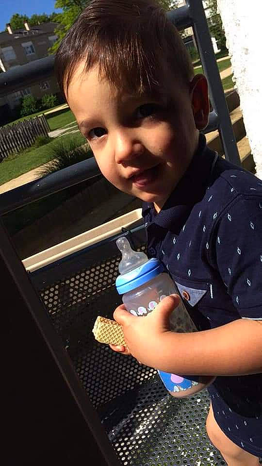 Gabriel participe au concours pour gagner de l'argent avec cette photo : child, cool, fun, girl, person, play, product, smile, toddler