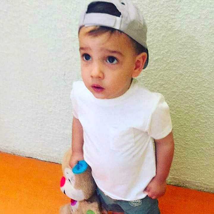 Gabriel a rejoint le concours — aidez-le/la à gagner de superbes lots ! boy, cap, child, cool, hair_accessory, headgear, headwear, infant, neck, person, product, shoulder, sleeve, surprise, textile, toddler