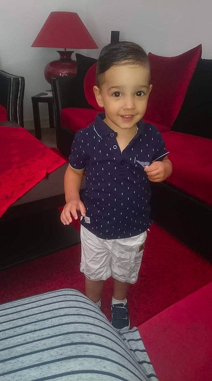 Gabriel participe au concours pour gagner de l'argent avec cette photo : arm, beauty, boy, child, cool, day, fun, girl, joy, leg, person, pink, product, red, shoulder, sitting, skin, smile, snapshot, standing