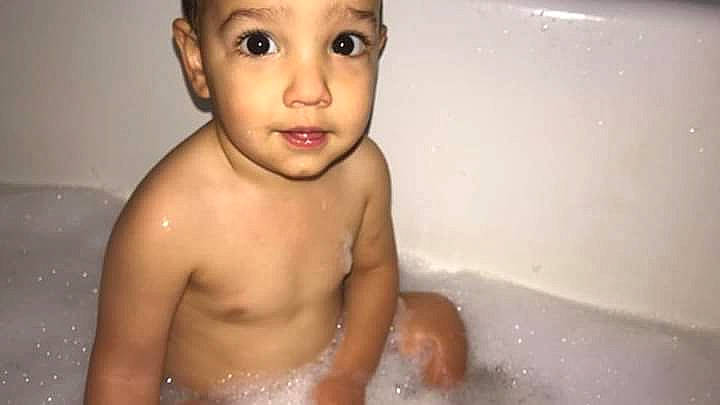 Gabriel a rejoint le concours — aidez-le/la à gagner de superbes lots ! barechestedness, bathing, cheek, chest, child, infant, mouth, person, toddler