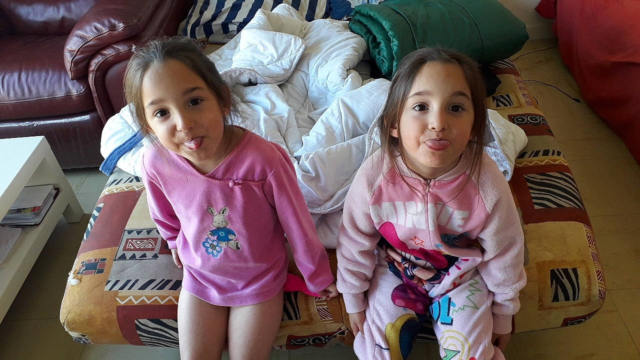 Shayna Et Selin participe au concours pour gagner de l'argent avec cette photo : child, day, fun, girl, infant, joy, person, pink, play, product, skin, toddler