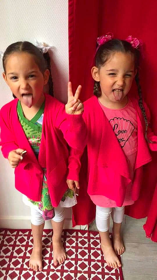 Shayna Et Selin participe au concours pour gagner de l'argent avec cette photo : child, day, fun, girl, happiness, infant, magenta, outerwear, person, pink, play, red, shoulder, skin, smile, standing, textile, toddler