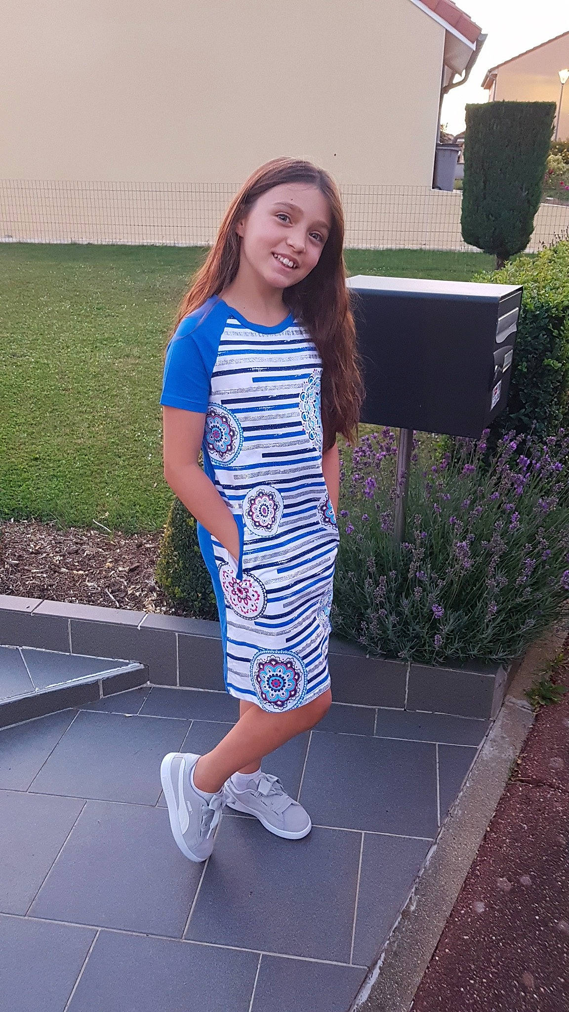 Lise participe au concours pour gagner de l'argent avec cette photo : electric_blue, fashion_design, footwear, grass, happy, head, high_heels, human_leg, joy, knee, leisure, person, plant, purple, sleeve, smile, snapshot, sportswear, street_fashion, t_shirt