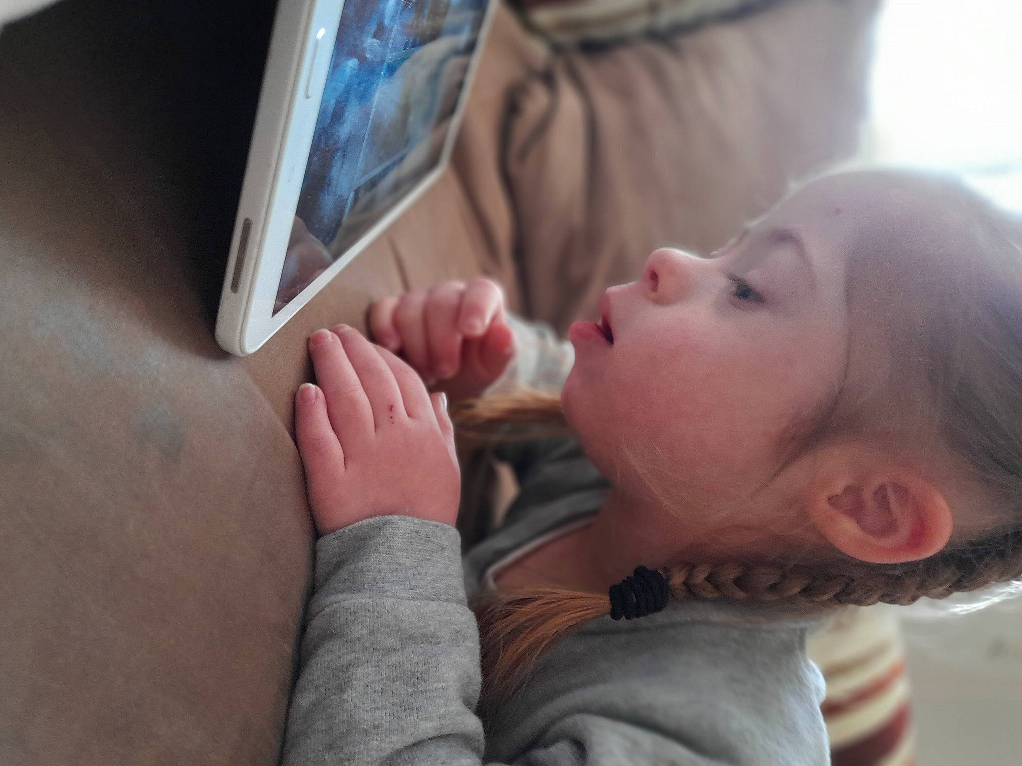 Julia a rejoint le concours — aidez-le/la à gagner de superbes lots ! arm, baby, comfort, eye, eyelash, finger, gesture, hand, head, human_body, joint, mammal, mouth, nail, nose, person, skin, table, thumb, toddler