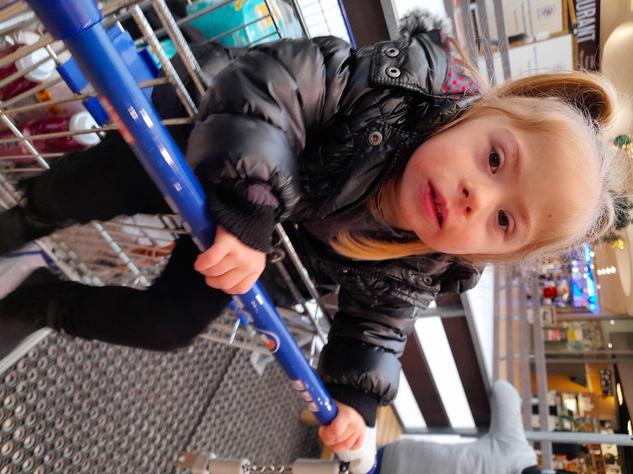 Alexi a rejoint le concours — aidez-le/la à gagner de superbes lots ! baby_products, black_hair, child, electric_blue, fun, human_leg, knee, leisure, outdoor_play_equipment, person, recreation, sitting, street_fashion, thigh, toddler