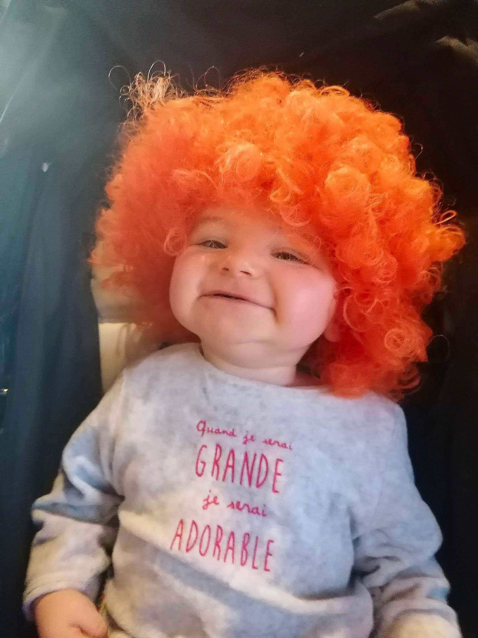 Julie a rejoint le concours — aidez-le/la à gagner de superbes lots ! afro, baby, cheek, child, costume, face, facial_expression, fun, hair, hairstyle, head, headwear, joy, lip, nose, orange, person, smile, toddler, wig
