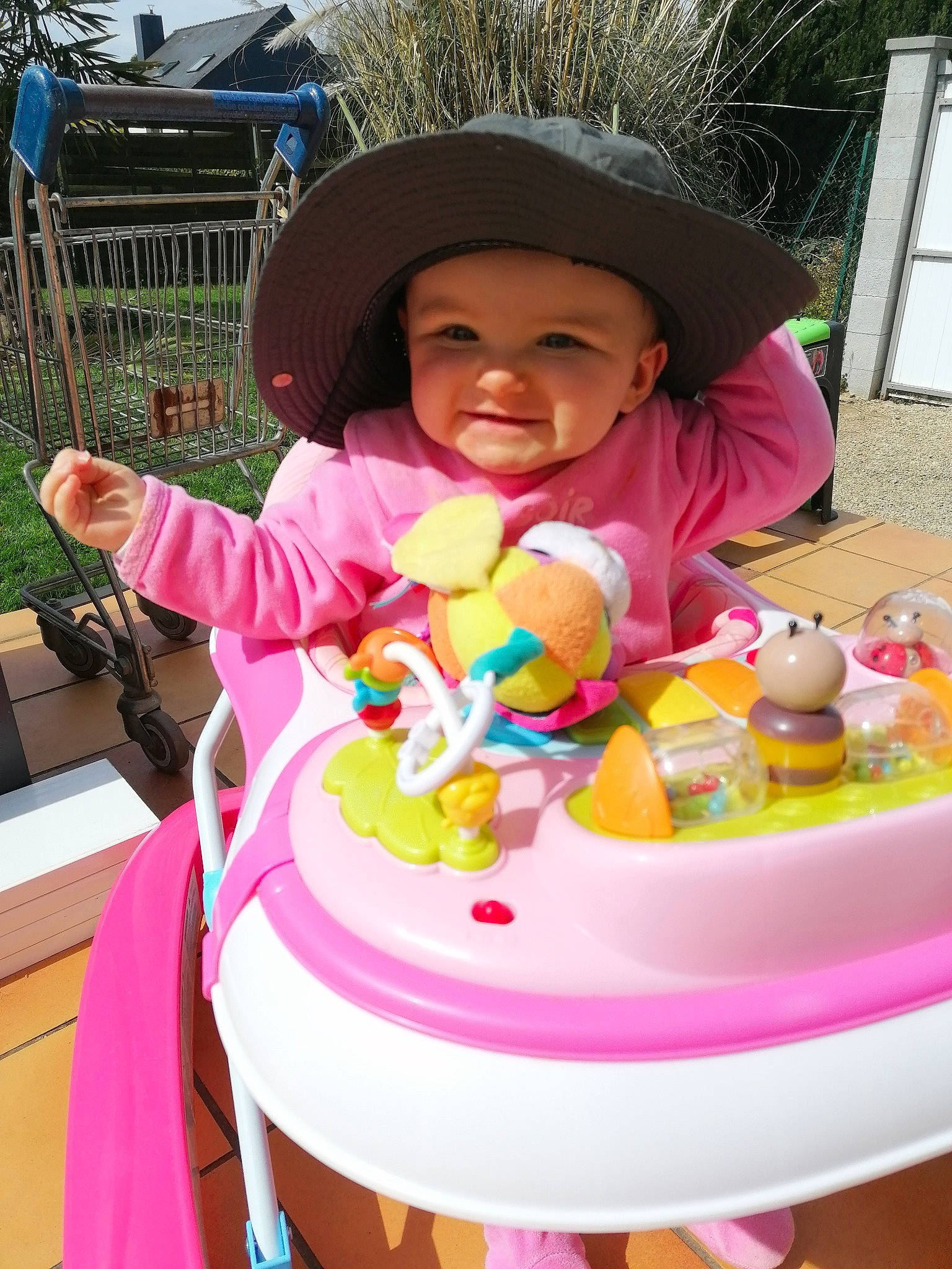Julie participe au concours pour gagner de l'argent avec cette photo : baby, baby_products, child, fun, headwear, person, pink, play, product, skin, smile, toddler, vacation