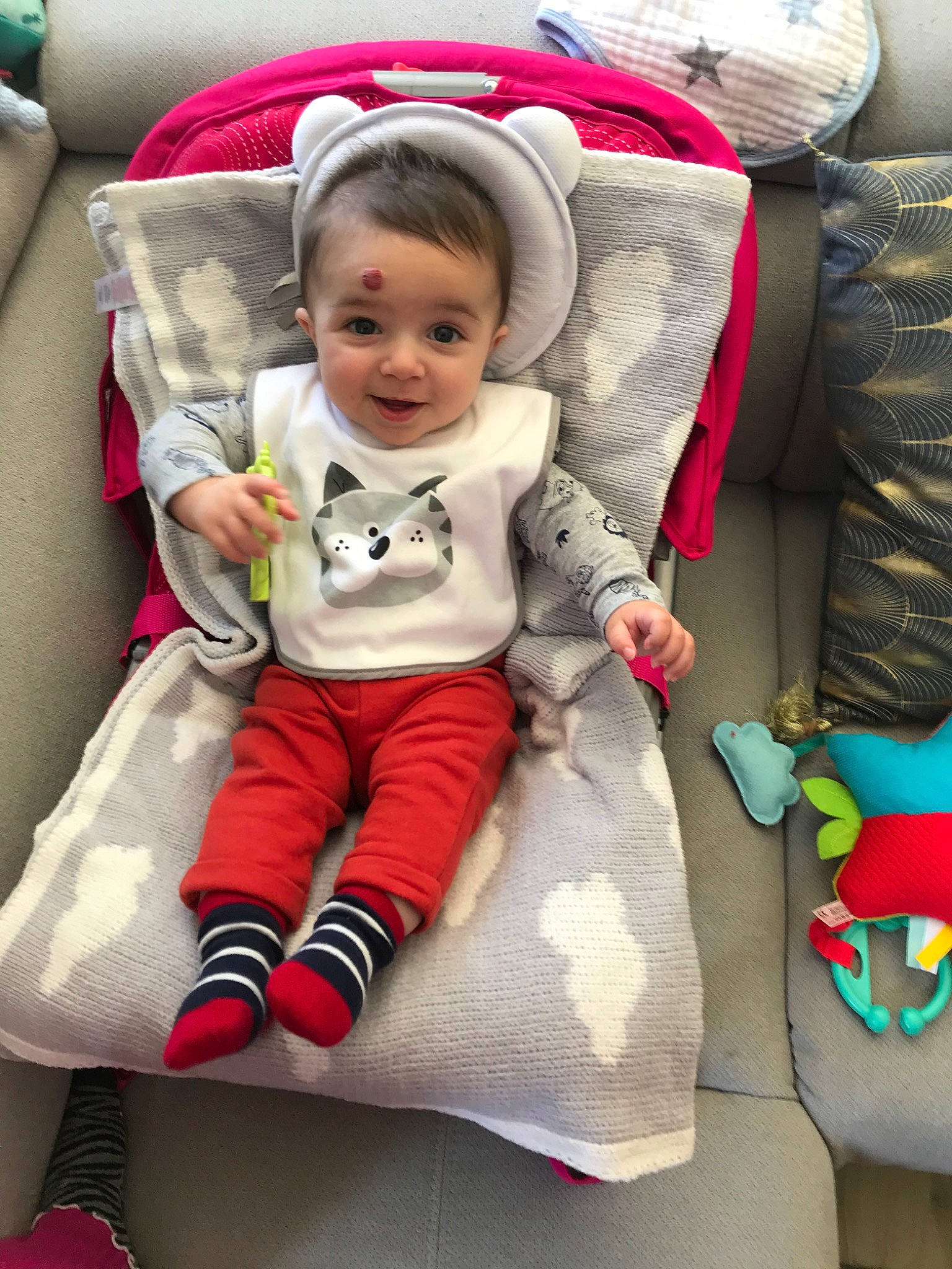 Gabriel participe au concours pour gagner de l'argent avec cette photo : baby, baby_in_car_seat, baby_products, car_seat, child, comfort, person, product, skin, toddler