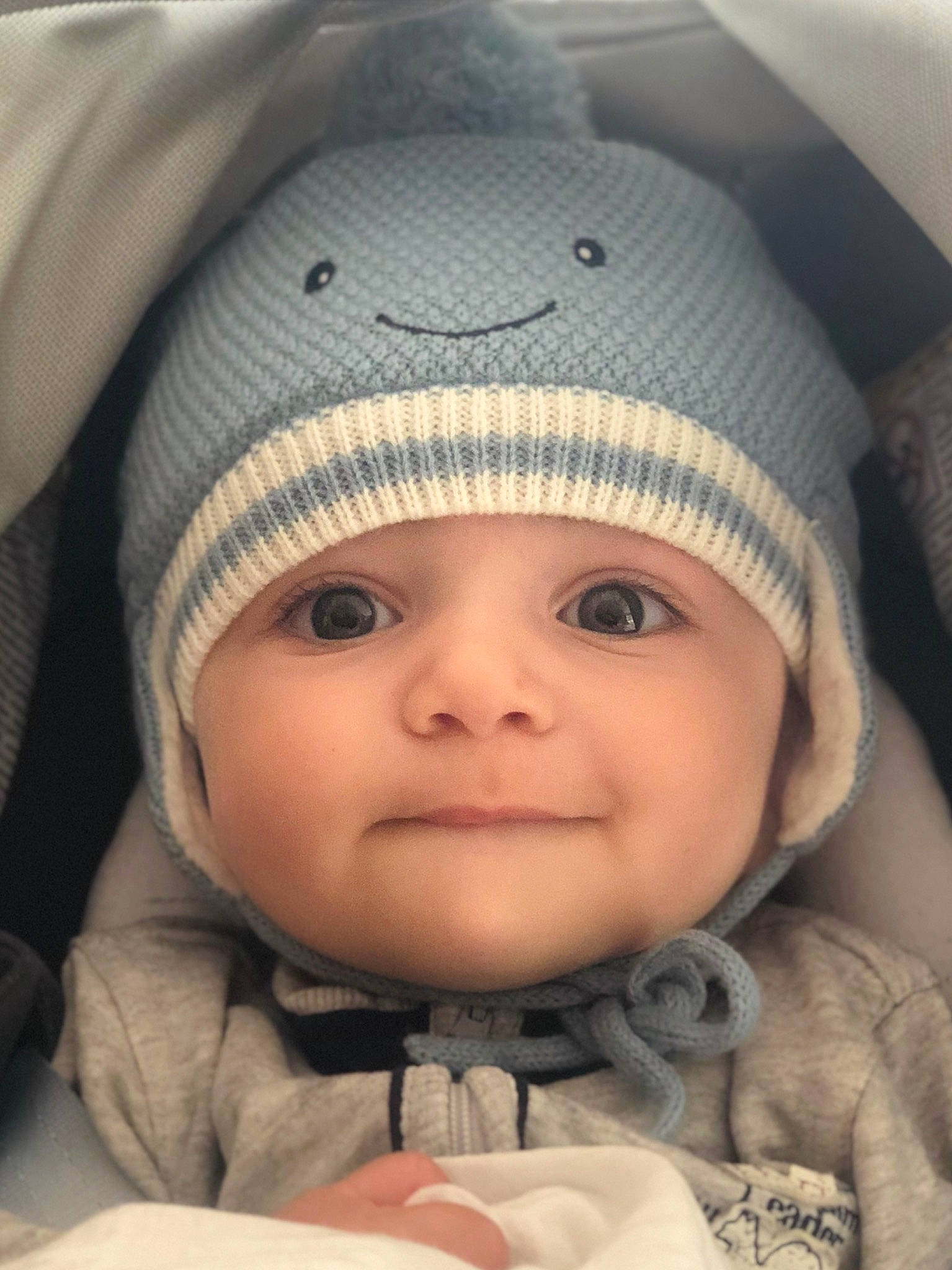 Gabriel a rejoint le concours — aidez-le/la à gagner de superbes lots ! baby, beanie, bonnet, cheek, child, cool, eye, face, facial_expression, hat, head, headgear, headwear, knit_cap, lip, nose, person, photography, skin, smile