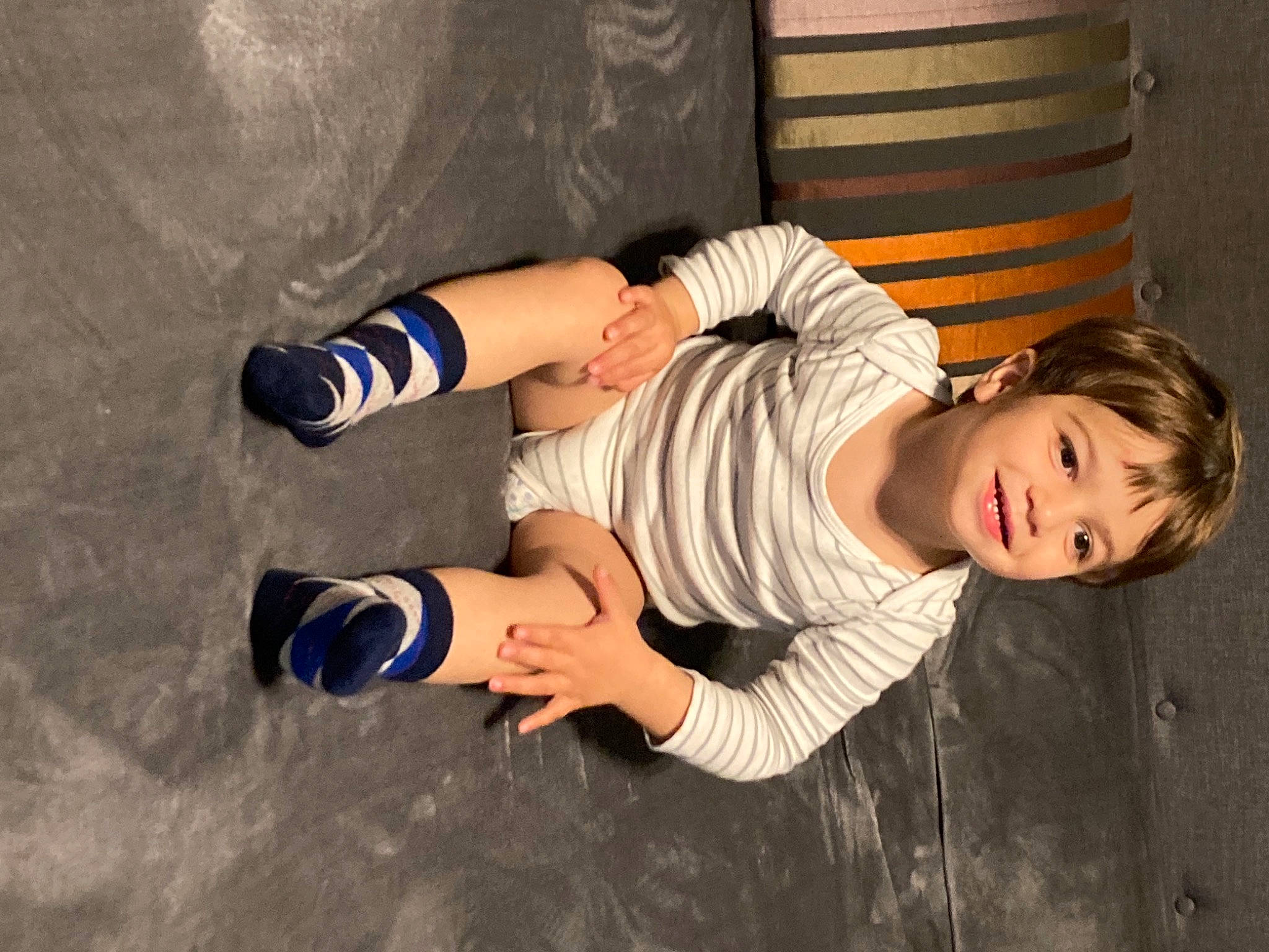 Gabriel participe au concours pour gagner de l'argent avec cette photo : arm, cool, elbow, face, finger, flash_photography, flooring, footwear, gesture, hand, human_body, joint, joy, knee, leg, person, shoe, sneakers, thigh, thumb