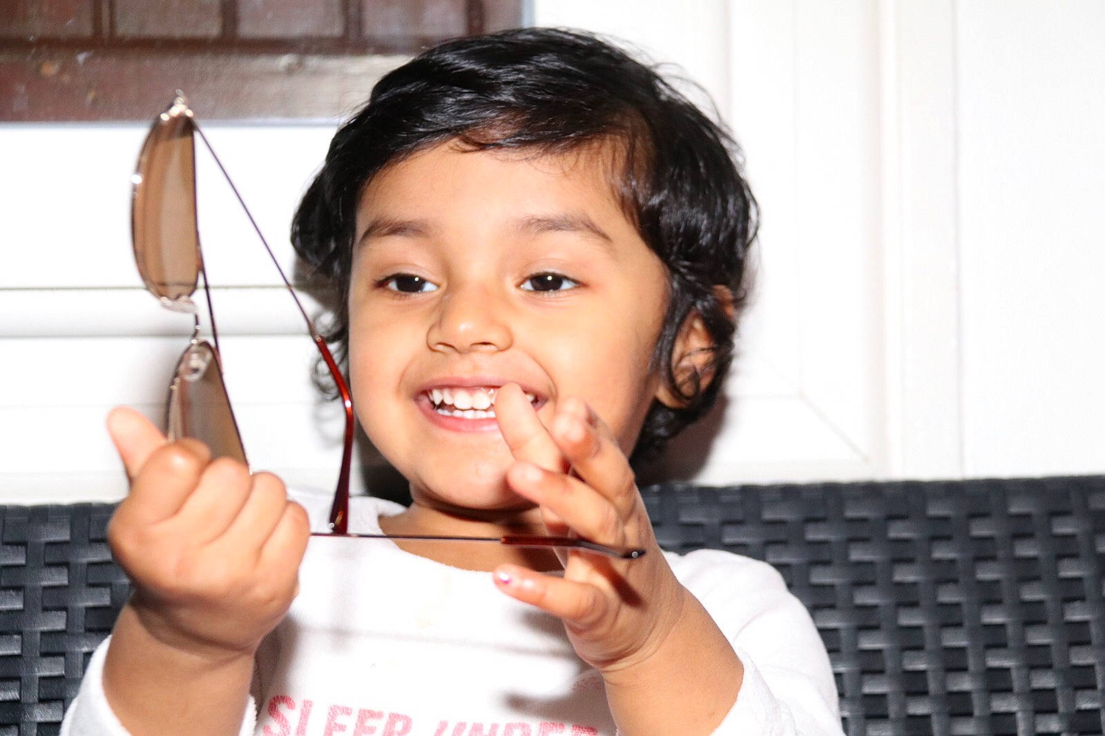 Arhvi a rejoint le concours — aidez-le/la à gagner de superbes lots ! child, finger, gesture, joy, nose, person, smile, thumb