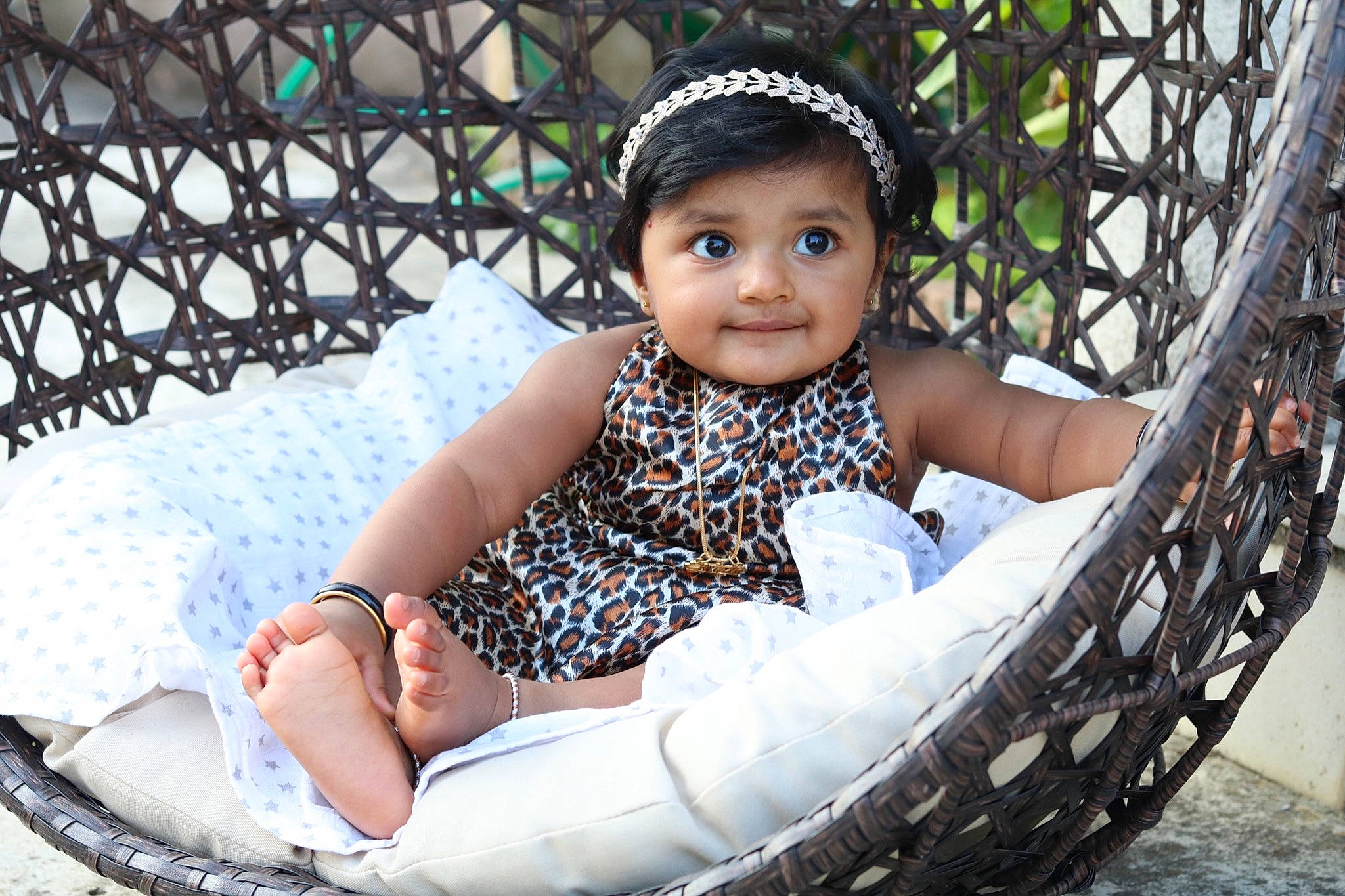 Arhvi participe au concours pour gagner de l'argent avec cette photo : baby, baby_products, basket, child, child_model, hair_accessory, headwear, joy, leisure, person, product, sitting, smile