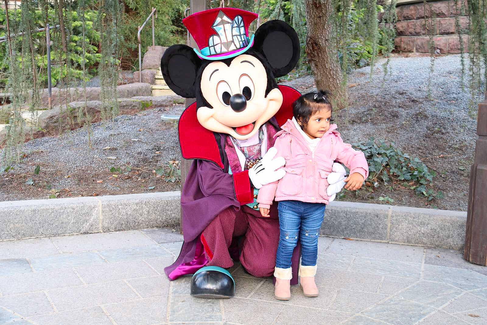 Arhvi a rejoint le concours — aidez-le/la à gagner de superbes lots ! amusement_park, child, fun, leisure, mascot, nonbuilding_structure, park, person, recreation, smile, toddler, tourism, vacation, walt_disney_world, world