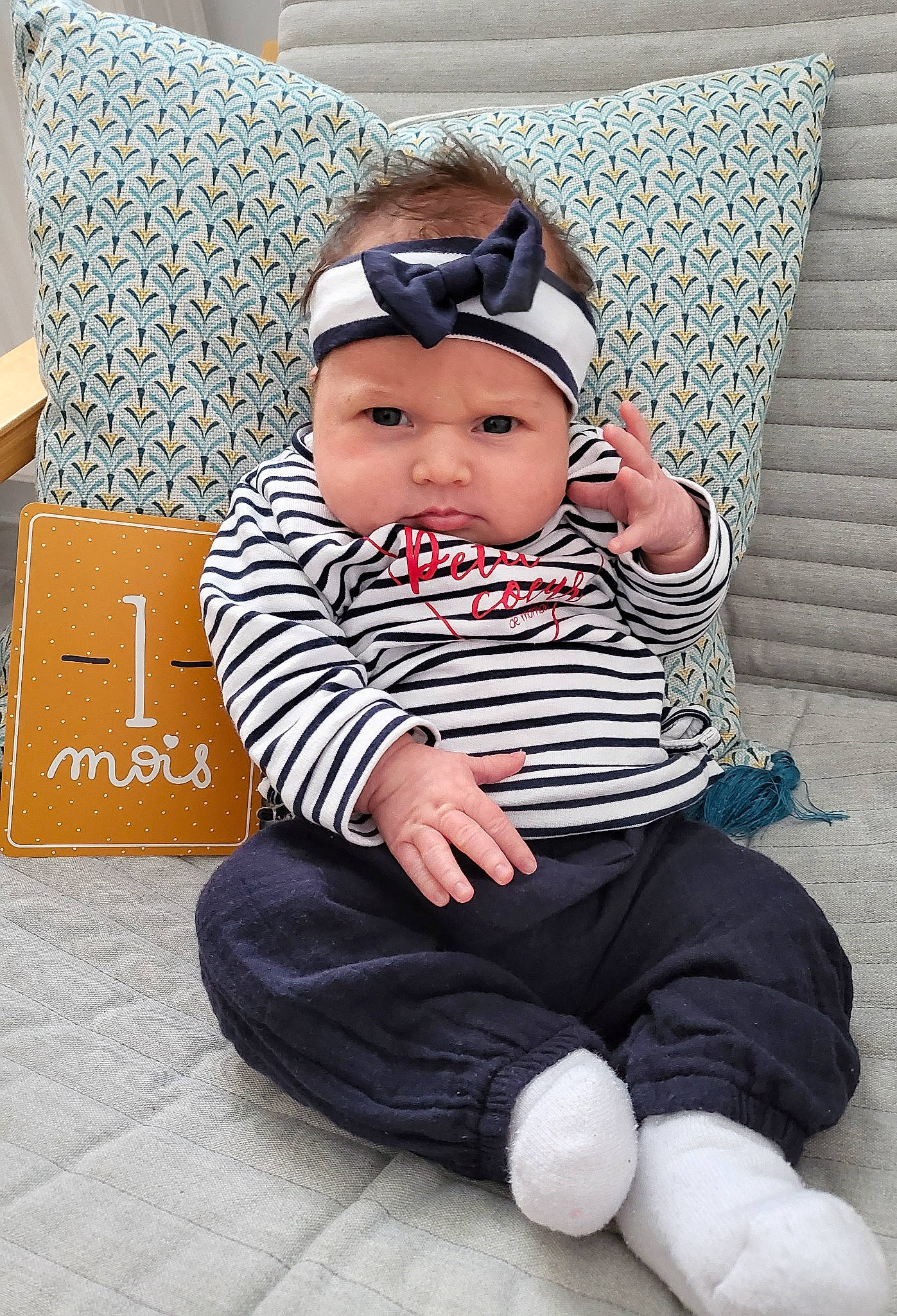 Jade participe au concours pour gagner de l'argent avec cette photo : baby, baby_toddler_clothing, box, child, comfort, eyewear, flooring, fun, goggles, happy, headwear, human_leg, lap, pattern, person, shipping_box, sitting, sleeve, sock, textile