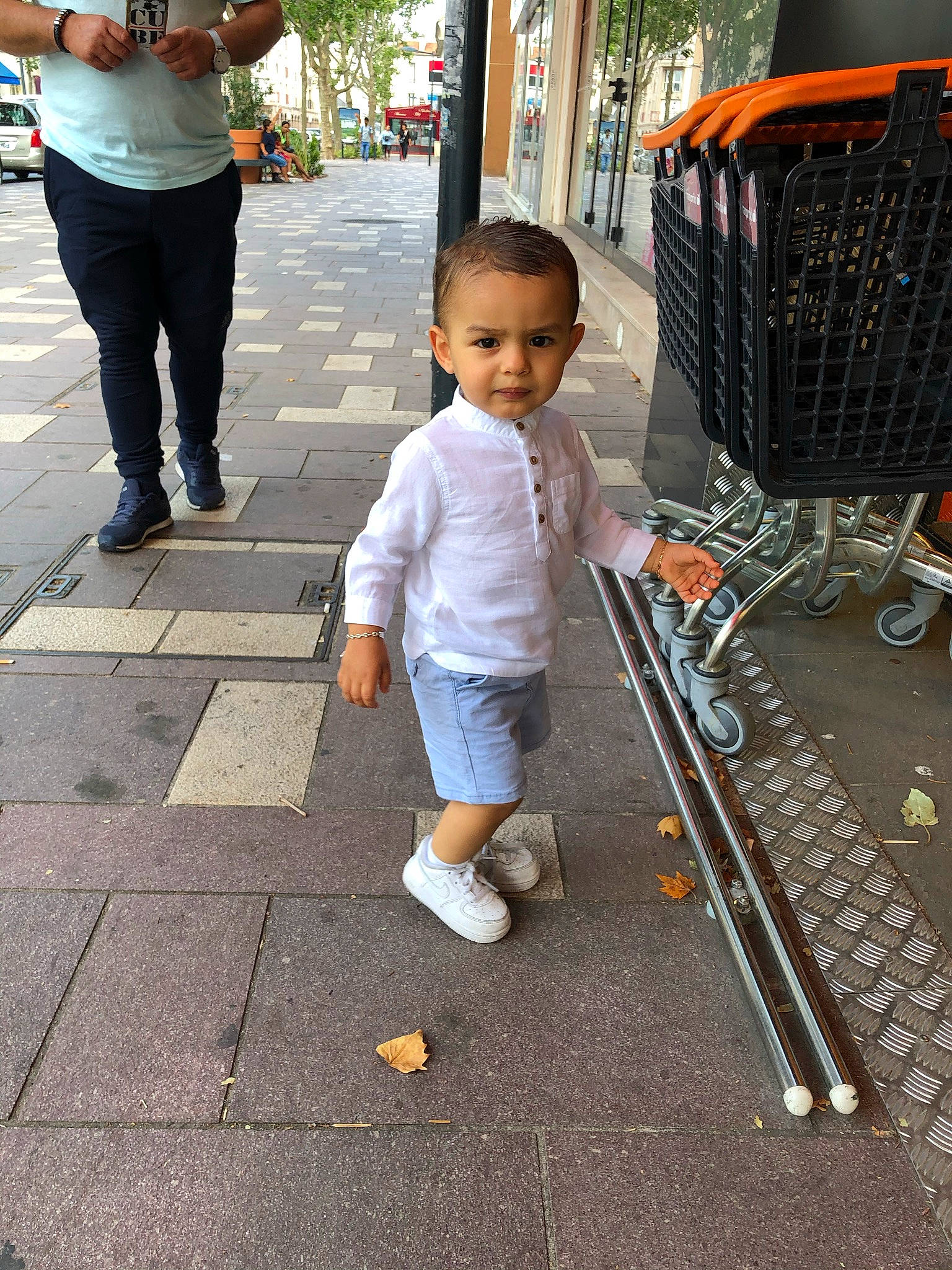 Juliano participe au concours pour gagner de l'argent avec cette photo : asphalt, baby_carriage, child, city, gesture, leg, leisure, musical_instrument, person, road, road_surface, shopping_cart, shorts, sidewalk, snapshot, sneakers, street_fashion, tire, toddler, wheel
