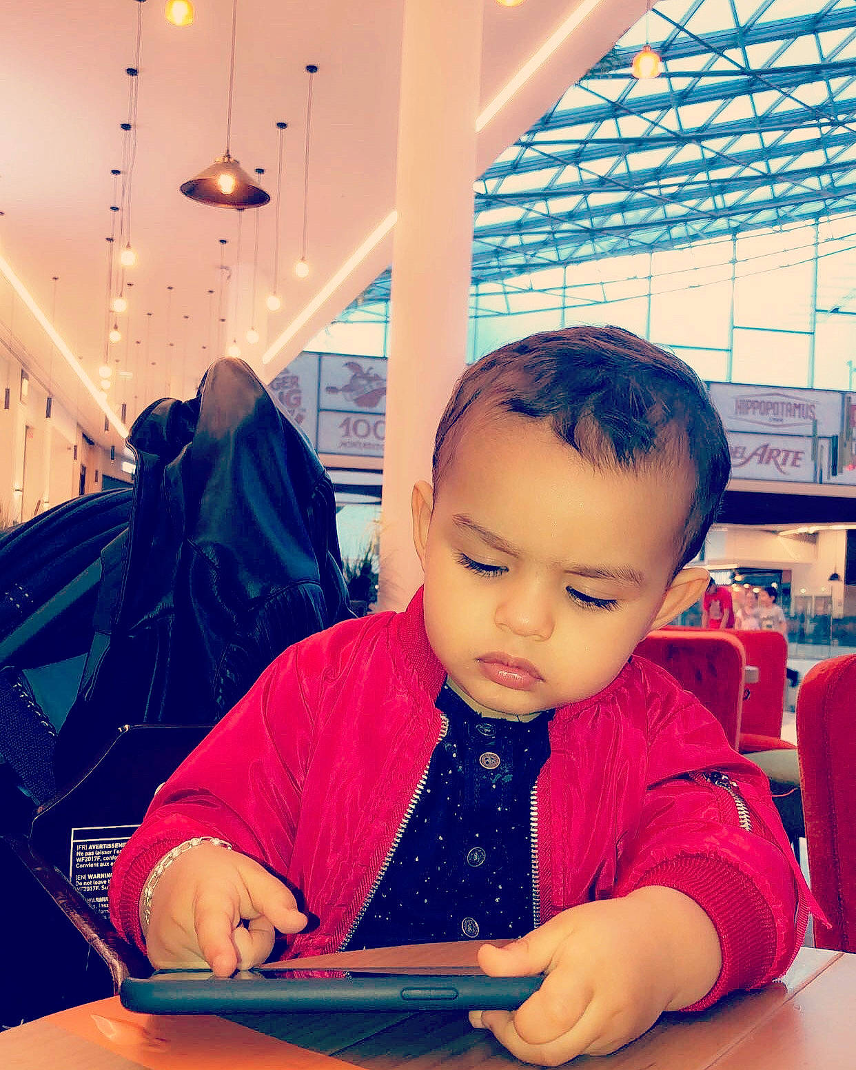 Juliano a rejoint le concours — aidez-le/la à gagner de superbes lots ! book, chair, cool, flooring, fun, hairstyle, happy, leisure, light, line, metal, office_instrument, person, photograph, play, room, sitting, snapshot, table, toddler