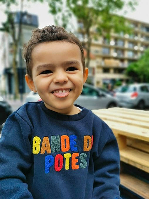 Juliano a rejoint le concours — aidez-le/la à gagner de superbes lots ! car, child, electric_blue, eye, forehead, fun, grass, happy, joy, leisure, person, plant, recreation, sitting, sleeve, smile, street_fashion, t_shirt, toddler, travel