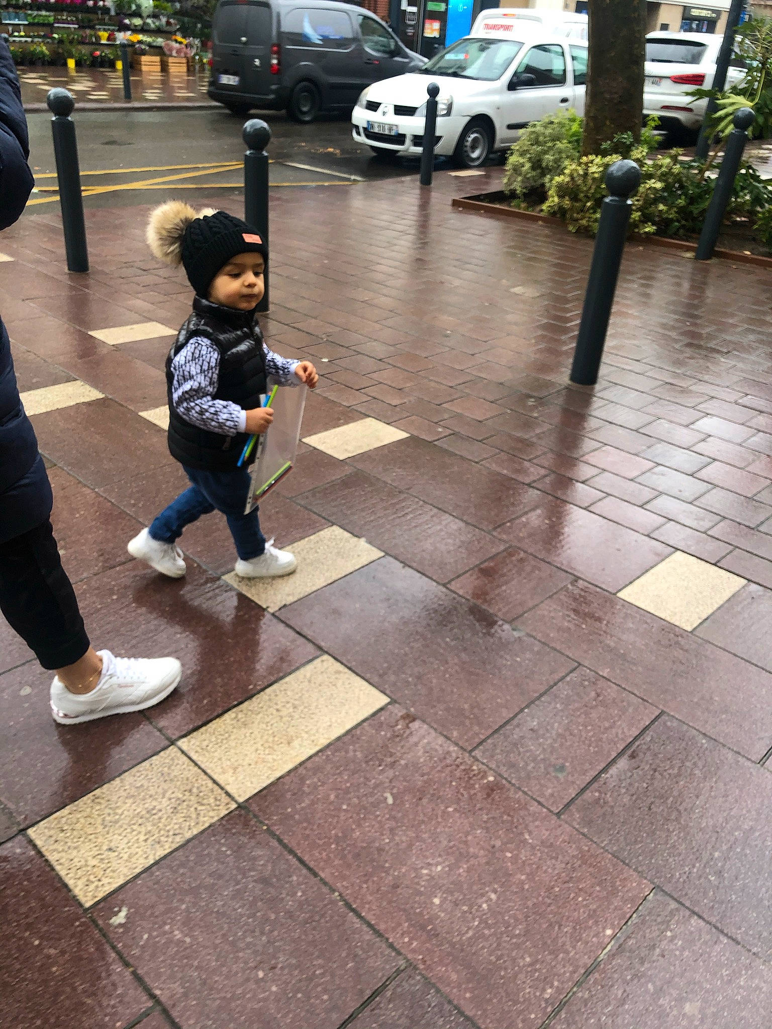 Juliano participe au concours pour gagner de l'argent avec cette photo : asphalt, car, city, flooring, headwear, leisure, metal, pedestrian, pedestrian_crossing, person, plant, road, road_surface, sidewalk, street_fashion, tints_and_shades, toddler, tree, truck, water