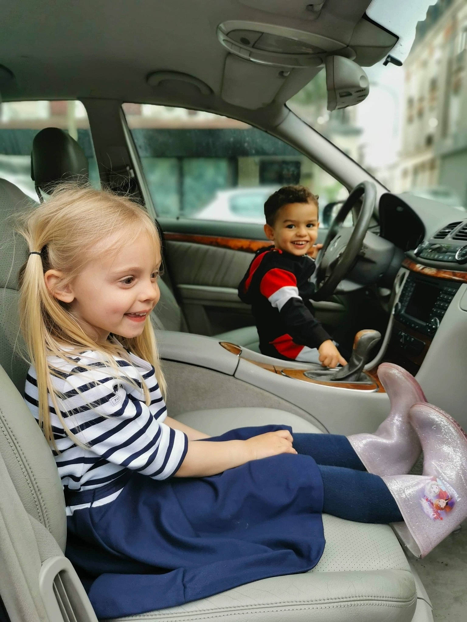 Juliano participe au concours pour gagner de l'argent avec cette photo : auto_part, automotive_design, automotive_exterior, car, car_seat, car_seat_cover, comfort, fun, head_restraint, hood, human, joy, mode_of_transport, motor_vehicle, person, personal_luxury_car, seat_belt, smile, steering_wheel, toddler