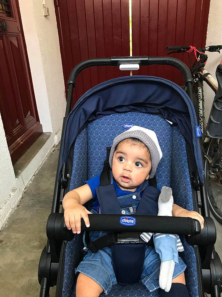 Andreas a rejoint le concours — aidez-le/la à gagner de superbes lots ! auto_part, automotive_design, automotive_tire, baby, baby_carriage, baby_products, baby_safety, blue, chair, child, comfort, door, electric_blue, flash_photography, motor_vehicle, person, product, sitting, tire, toddler