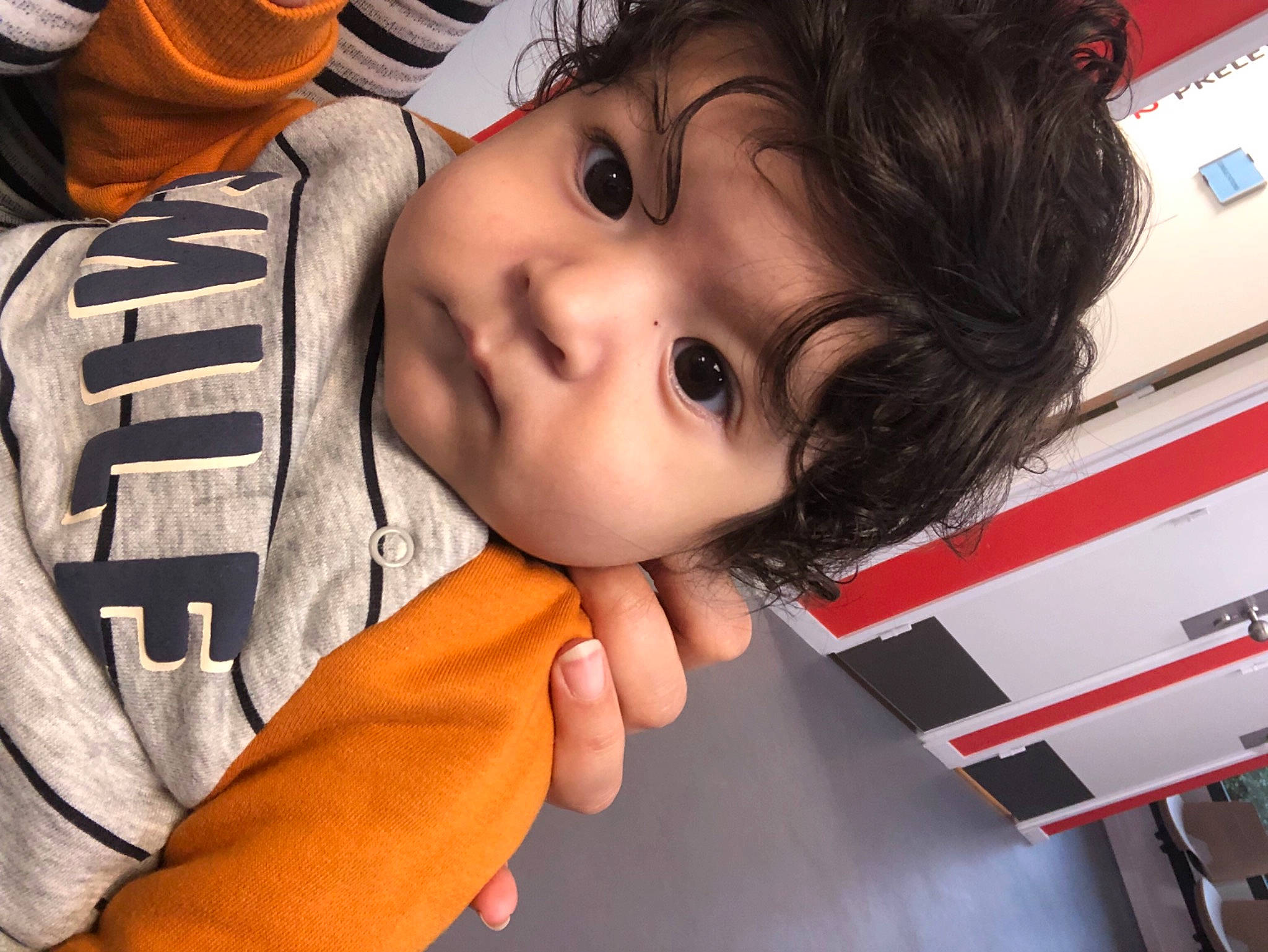 Badis participe au concours pour gagner de l'argent avec cette photo : baby_toddler_clothing, bangs, cheek, child, ear, eye, eyelash, fun, gesture, happy, lip, mouth, nail, nose, person, room, selfie, skin, t_shirt, thumb