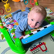 Myronn a rejoint le concours — aidez-le/la à gagner de superbes lots ! baby, infant, playmat, toy, piano, colorful, floor, child, blue_clothing, playtime, cute, indoors, smiling, face, hands, head, toys, bright, young_child, crawling