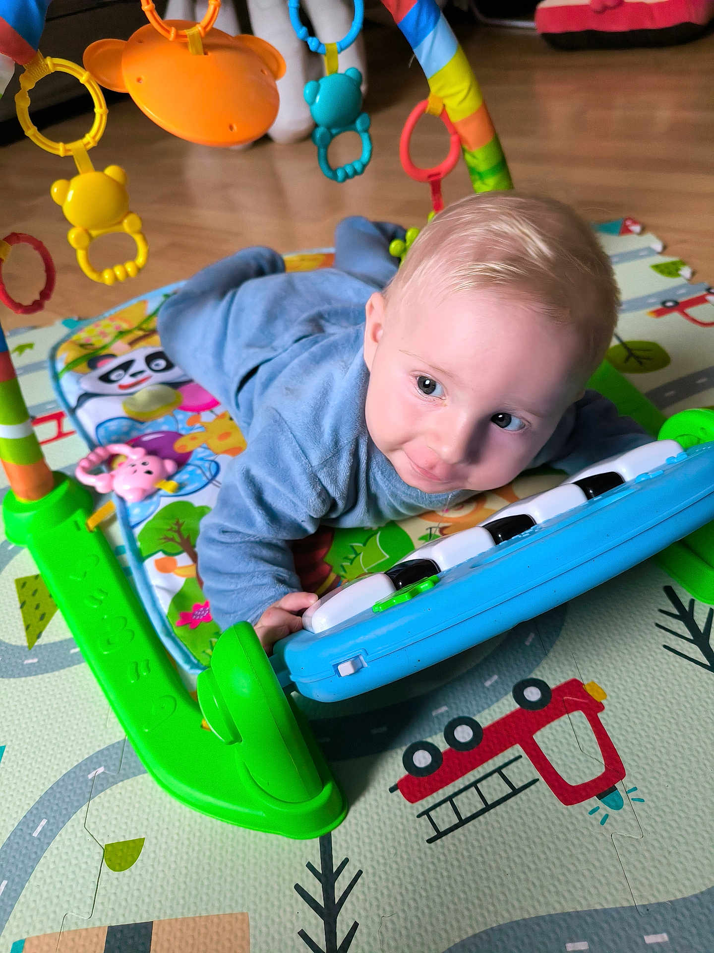 Myronn a rejoint le concours — aidez-le/la à gagner de superbes lots ! baby, infant, playmat, toy, piano, colorful, floor, child, blue_clothing, playtime, cute, indoors, smiling, face, hands, head, toys, bright, young_child, crawling
