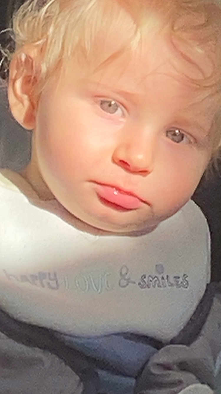 Myronn a rejoint le concours — aidez-le/la à gagner de superbes lots ! baby, bib, blond_hair, cheeks, child, close_up, clothing, cute, expression, eyes, face, hair, indoor, infant, portrait, pout, shadow, sunlight, toddler, warm_light