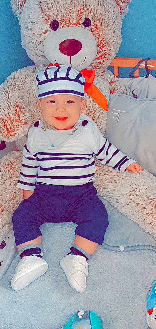 Kayden participe au concours pour gagner de l'argent avec cette photo : baby_toddler_clothing, blue, cap, child, cool, costume_hat, fun, happy, headgear, headwear, joy, magenta, party_supply, person, pink, purple, red, sleeve, smile, t_shirt
