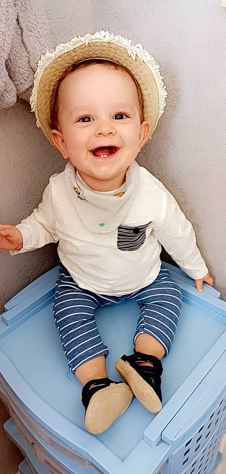 Kayden participe au concours pour gagner de l'argent avec cette photo : baby, baby_toddler_clothing, cheek, chin, cool, eye, face, facial_expression, flash_photography, happy, iris, joy, mouth, neck, nose, person, skin, sleeve, smile, t_shirt