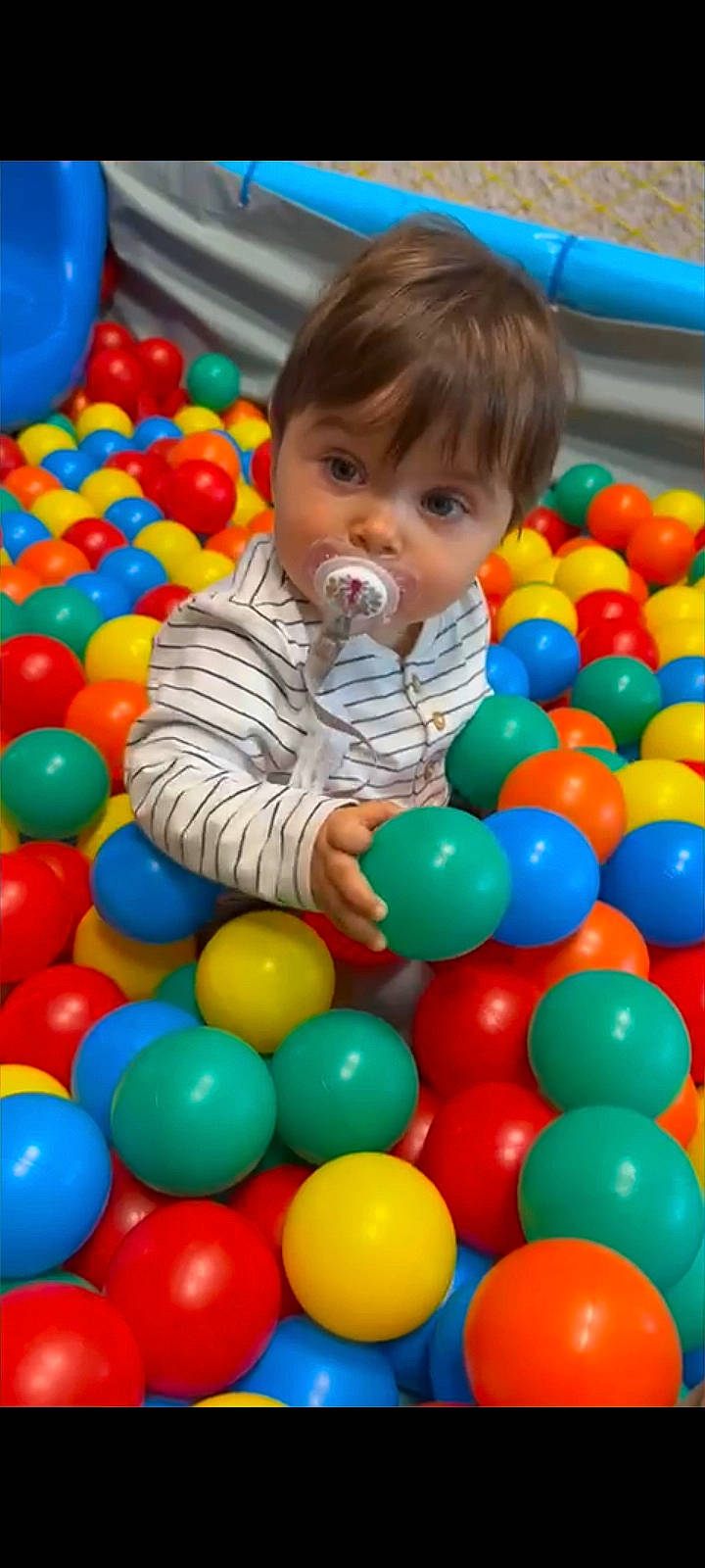 Emy a rejoint le concours — aidez-le/la à gagner de superbes lots ! baby, ball, ball_pit, beauty, blue, child, face, facial_expression, fun, green, human_settlement, leisure, organ, person, playground, public_space, recreation, snapshot, toddler, white