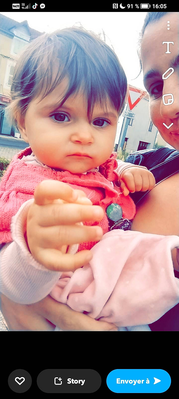 Emy participe au concours pour gagner de l'argent avec cette photo : arm, baby, baby_toddler_clothing, cheek, child, eyelash, finger, gesture, hair, hand, happy, human_body, lip, mouth, nail, nose, person, pink, skin, thumb