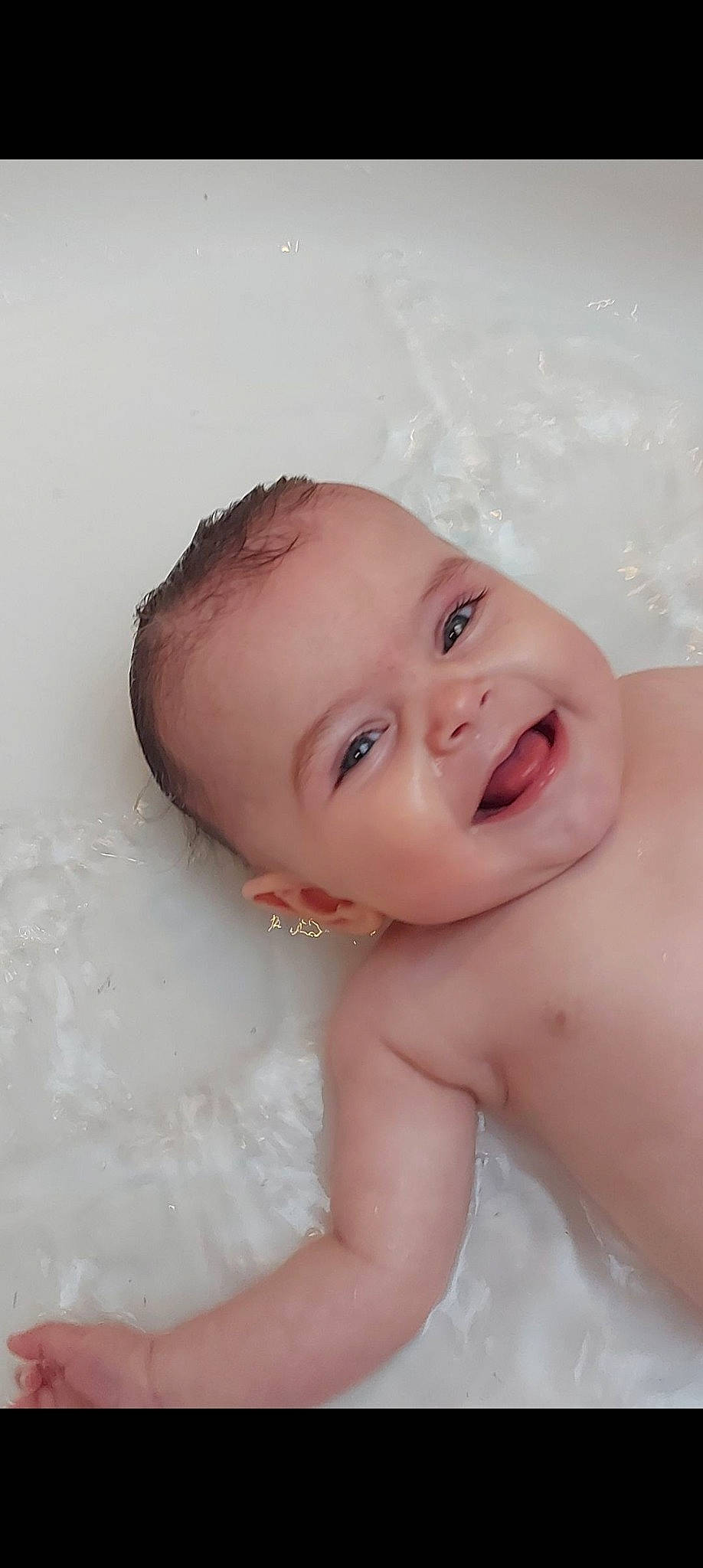 Emy a rejoint le concours — aidez-le/la à gagner de superbes lots ! baby, cheek, chin, eye, eyebrow, eyelash, face, finger, hairstyle, happy, head, iris, jaw, joy, lip, mouth, neck, nose, person, skin