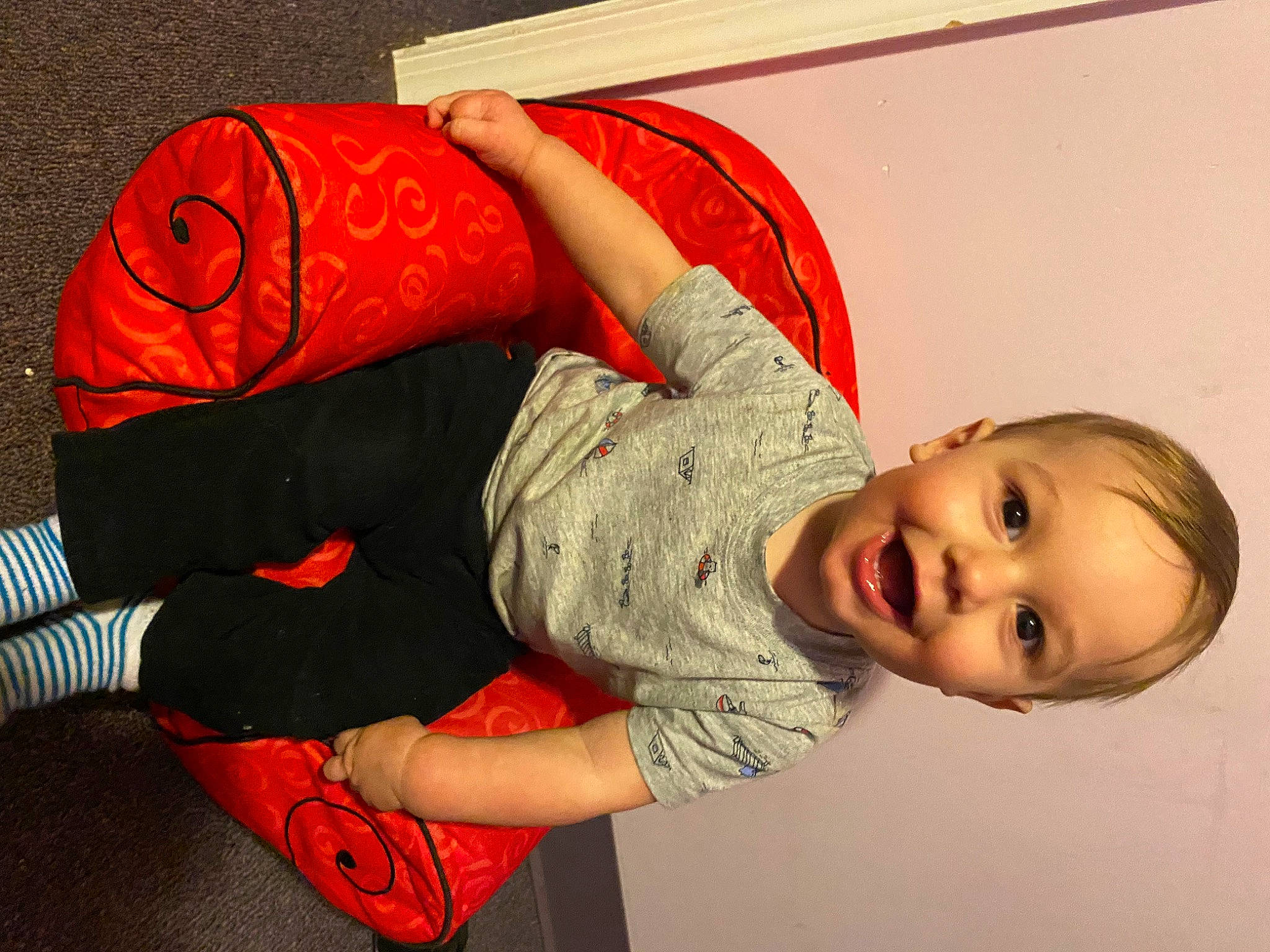 Seth is registered to the contest to win money with this photo: arm, carmine, child, elbow, finger, fun, gesture, hand, happy, human_body, human_leg, joint, joy, mouth, muscle, orange, pattern, person, smile, thigh