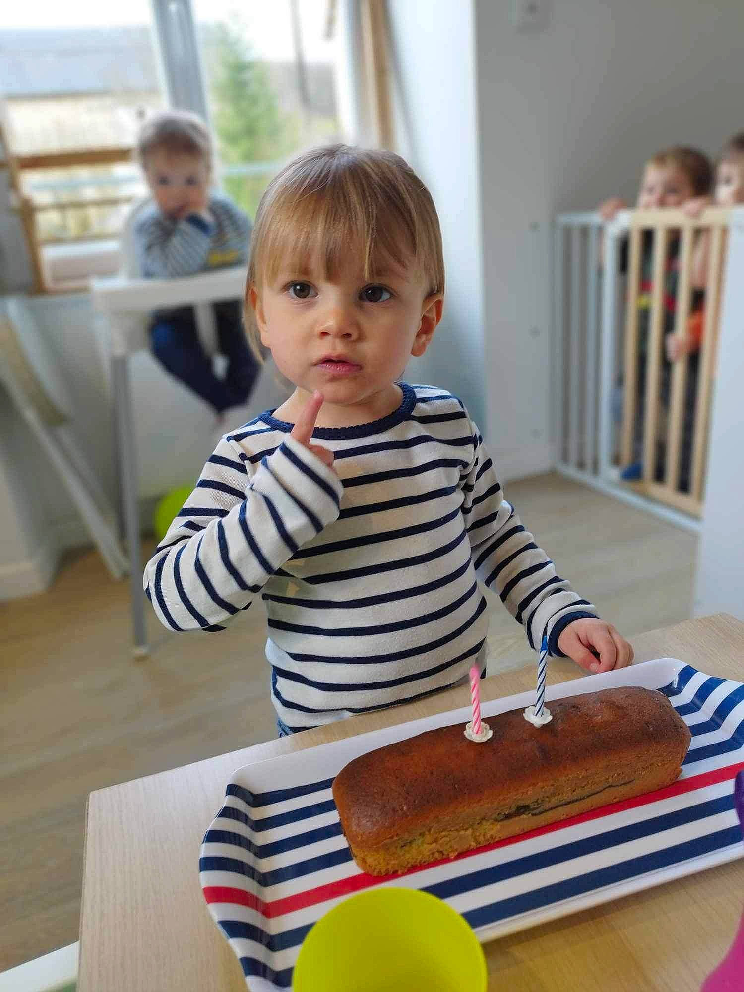 Diana a rejoint le concours — aidez-le/la à gagner de superbes lots ! baby_toddler_clothing, baked_goods, baking, birthday, birthday_cake, blurred, cake, cake_decorating, cake_decorating_supply, chair, child, dessert, food, ingredient, person, plate, sitting, t_shirt, table, tableware