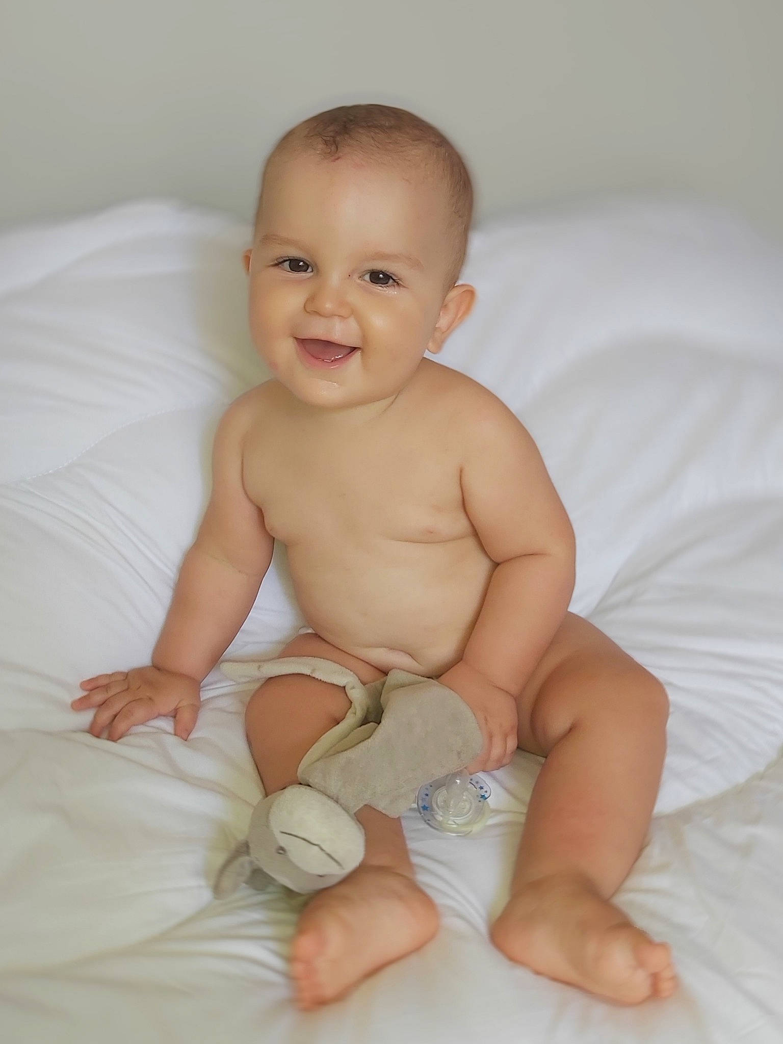 Alexis participe au concours pour gagner de l'argent avec cette photo : baby, baby_products, barefoot, cheek, child, diaper, face, hand, head, joy, leg, muscle, person, product, sitting, skin, smile, stomach, toddler