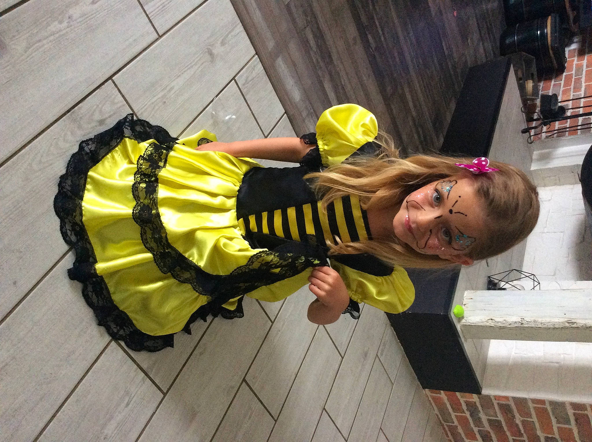 Lina a rejoint le concours — aidez-le/la à gagner de superbes lots ! cosplay, costume, honeybee, joy, membrane_winged_insect, person, personal_protective_equipment, yellow