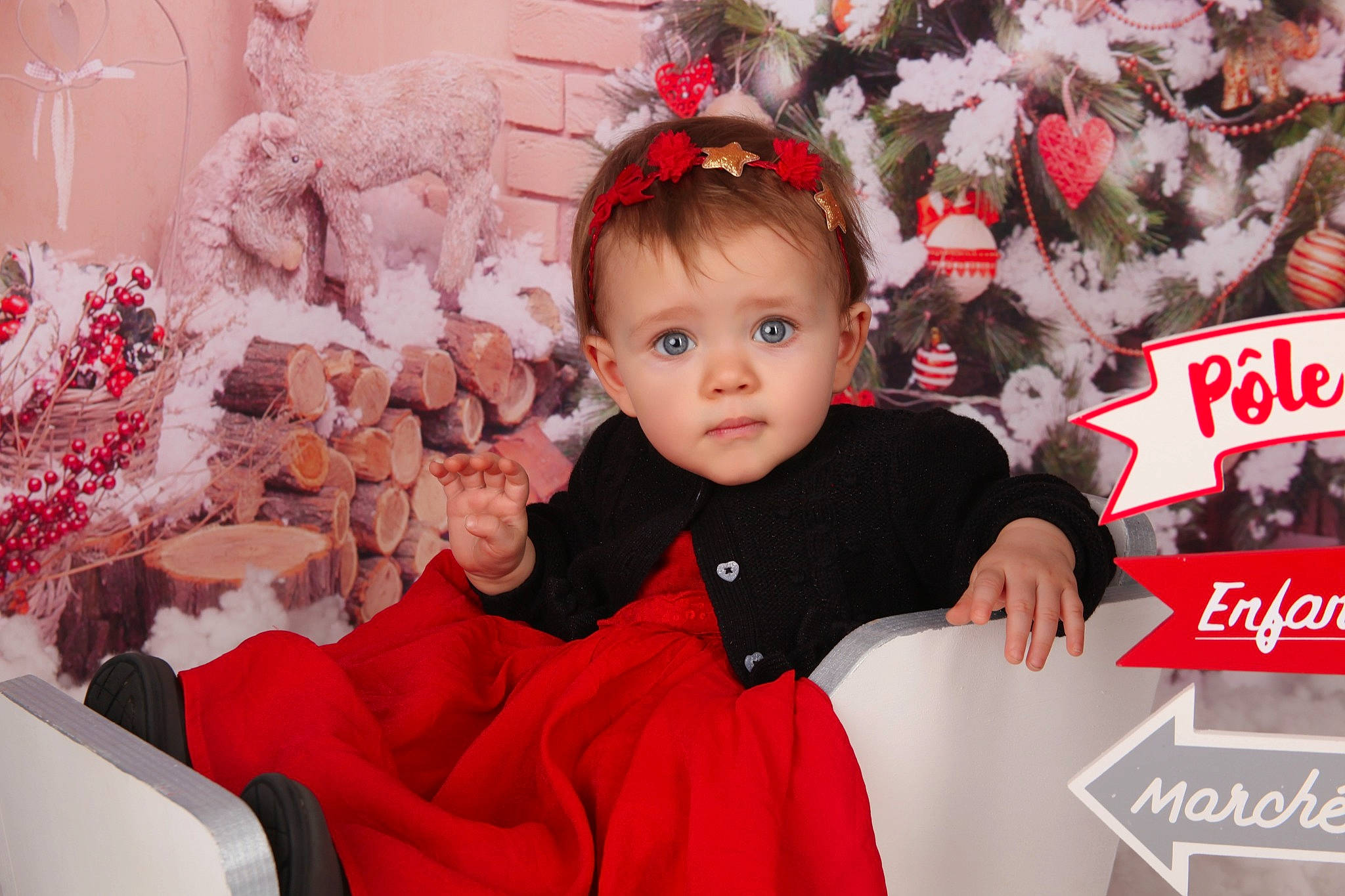 Amélya a rejoint le concours — aidez-le/la à gagner de superbes lots ! baby, child, christmas, christmas_eve, event, happy, holiday, outerwear, person, red, smile, toddler
