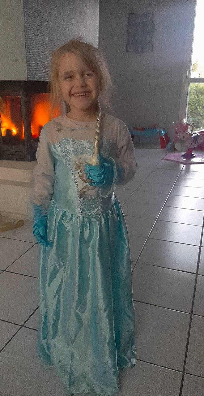 Noelyne a rejoint le concours — aidez-le/la à gagner de superbes lots ! child, clothing, costume, dress, formal_wear, gown, joy, person, smile, turquoise