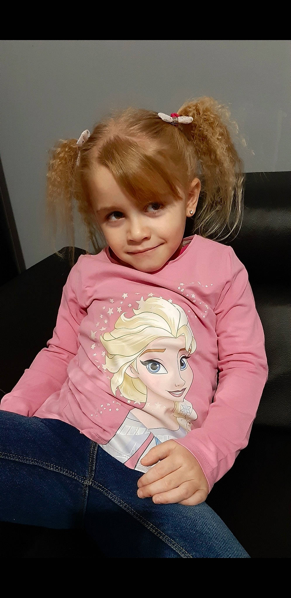 Noelyne a rejoint le concours — aidez-le/la à gagner de superbes lots ! blond, cheek, child, daughter, ear, eye, hair, hair_coloring, hairstyle, iris, joy, person, pink, sitting, sleeve, smile, toddler