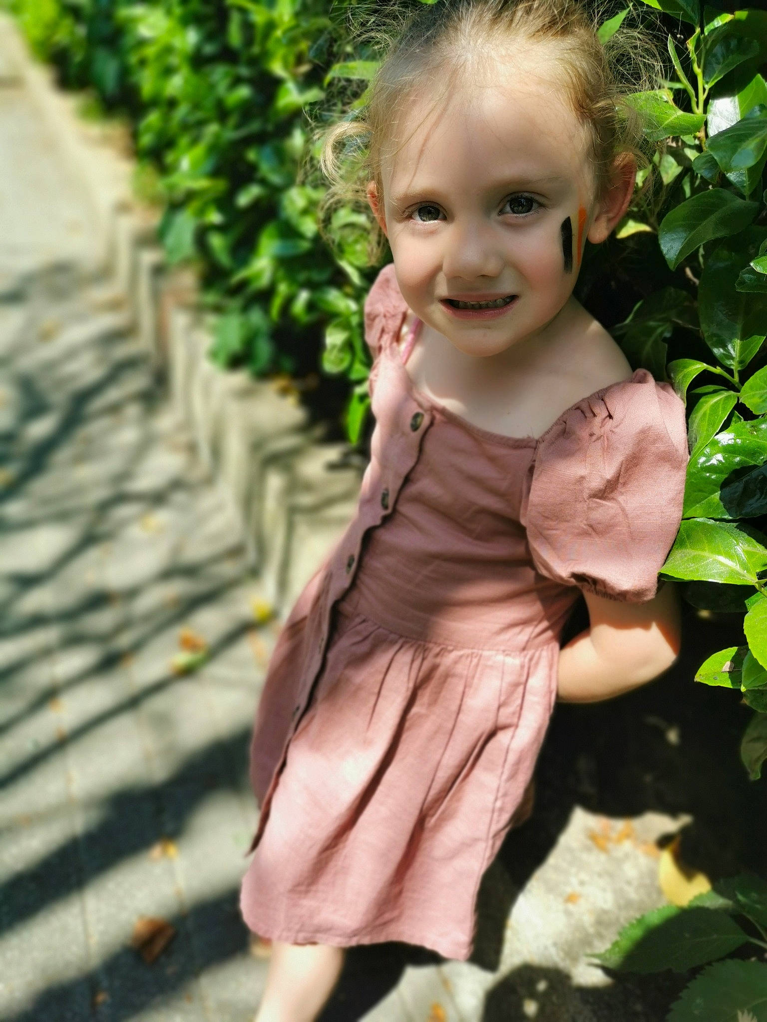 Louane participe au concours pour gagner de l'argent avec cette photo : adaptation, baby_toddler_clothing, child, dress, eye, face, grass, hairstyle, happy, head, joy, leg, lip, people_in_nature, person, plant, shrub, sitting, skin, smile