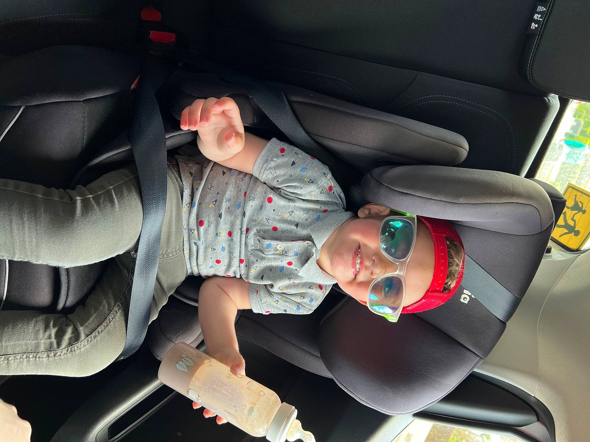 Adem a rejoint le concours — aidez-le/la à gagner de superbes lots ! auto_part, automotive_design, automotive_exterior, automotive_lighting, automotive_tire, automotive_wheel_system, bumper, car, car_seat, car_seat_cover, comfort, family_car, head_restraint, headwear, human_leg, joy, land_vehicle, mode_of_transport, motor_vehicle, person