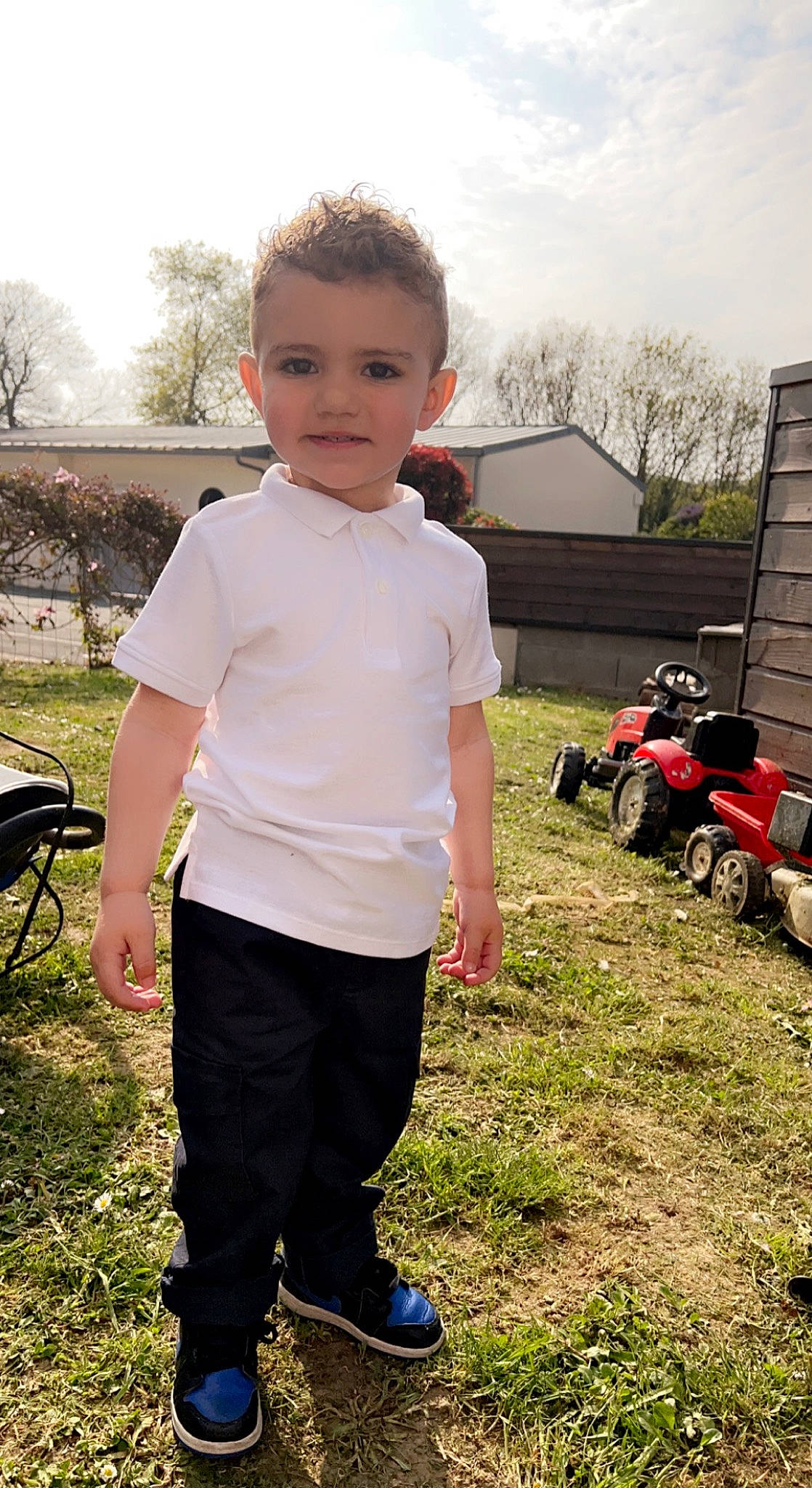 Adem a rejoint le concours — aidez-le/la à gagner de superbes lots ! child, fun, grass, grassland, happy, leisure, pattern, people_in_nature, person, plant, recreation, rolling, sky, sleeve, soil, standing, t_shirt, tire, toddler, tree