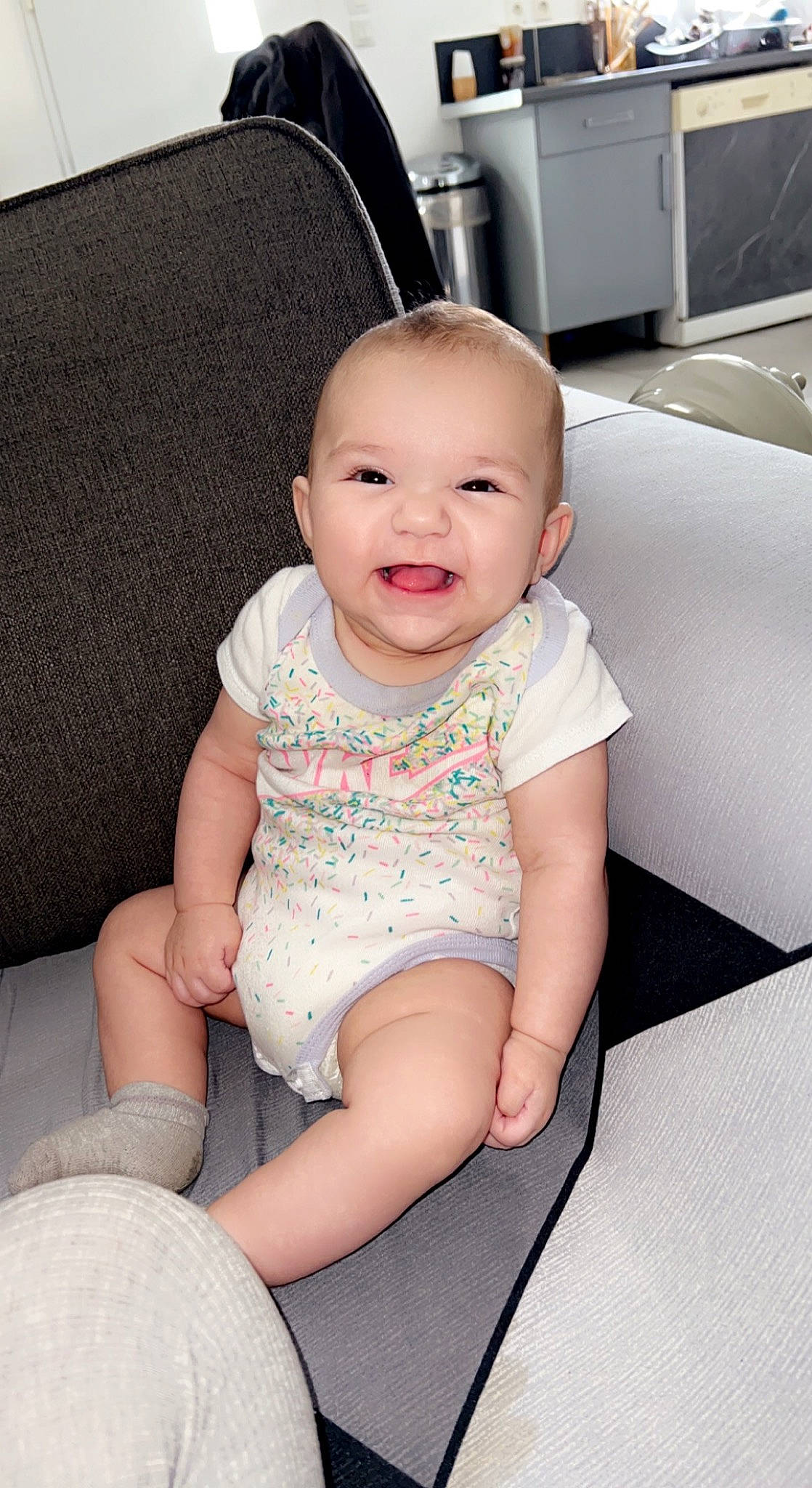 Inès a rejoint le concours — aidez-le/la à gagner de superbes lots ! baby, baby_toddler_clothing, cheek, comfort, eye, face, finger, human_leg, joint, kitchen_appliance, knee, leg, person, product, shorts, skin, sleeve, smile, thigh, toddler