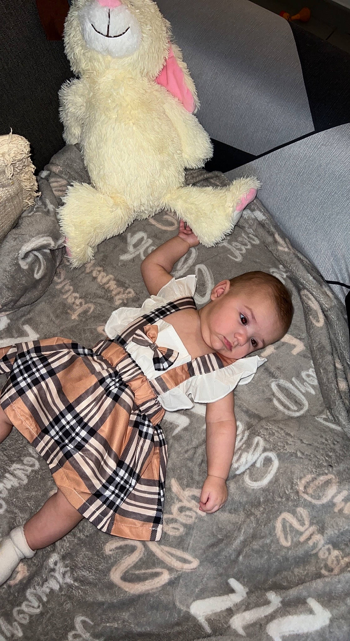 Inès a rejoint le concours — aidez-le/la à gagner de superbes lots ! baby, baby_toddler_clothing, black, child, comfort, flash_photography, fur, head, mammal, pattern, person, photograph, plaid, shorts, snapshot, tartan, teddy_bear, textile, toddler, toy